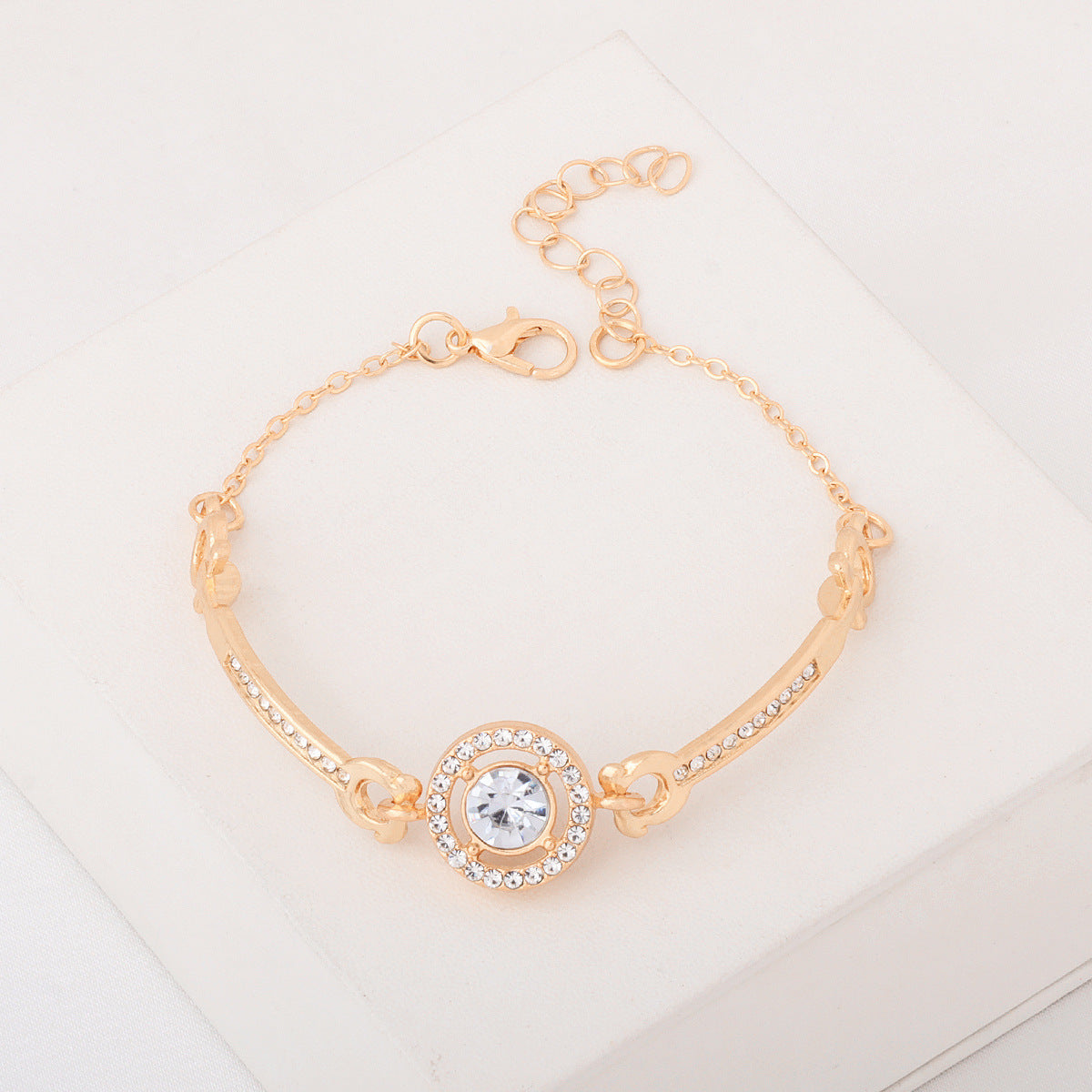 Wholesale Trendy Four-Leaf Clover Crystal Women' s Bracelet Gold Alloy Electroplated Jewelry Accessory ACCVIP