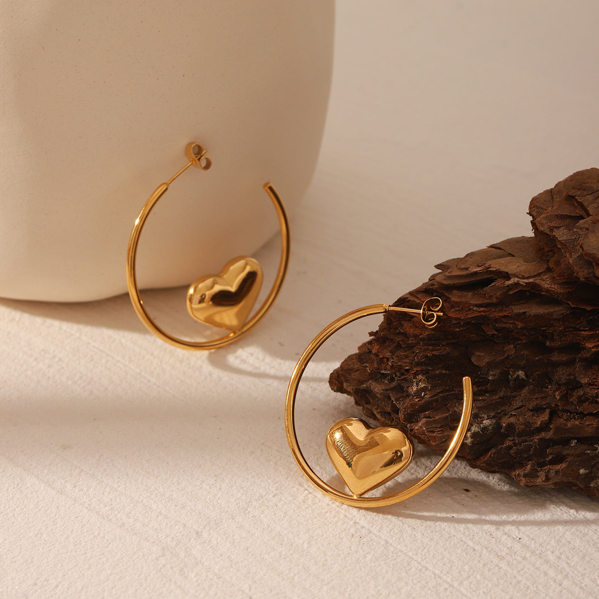 Wholesale stainless steel love earrings 18K gold-plated heart-shaped light luxury earrings