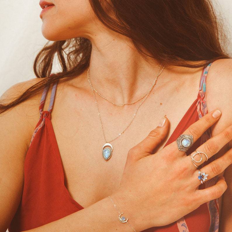 Wholesale Vintage water drop Moonstone simple style pendant necklace
