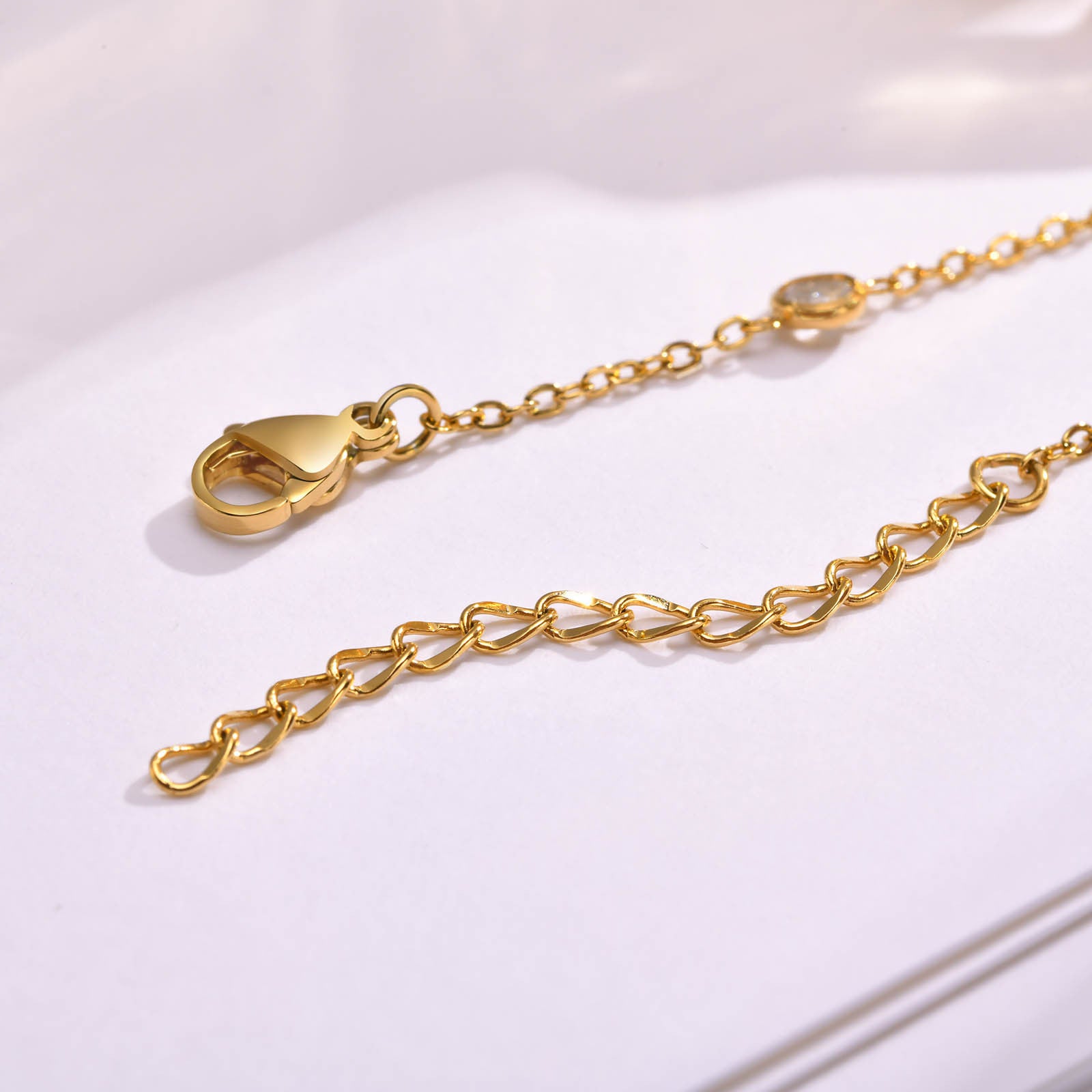 Wholesale Retro Gold Tone Stainless Steel 5 Stone White Zircon Bracelet Women S Chic Geometric Jewelry Accessory For Gift Or Boutique Resale