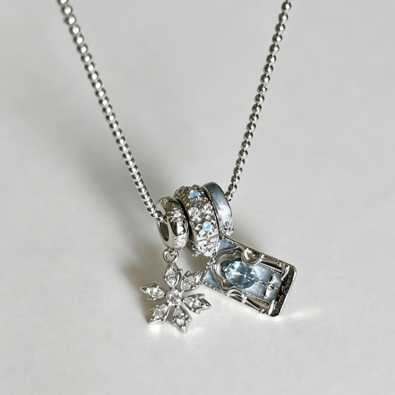 Wholesale Alloy Electroplated Snowflake Pendant Necklace Vintage Style Fashion Accessory for Women