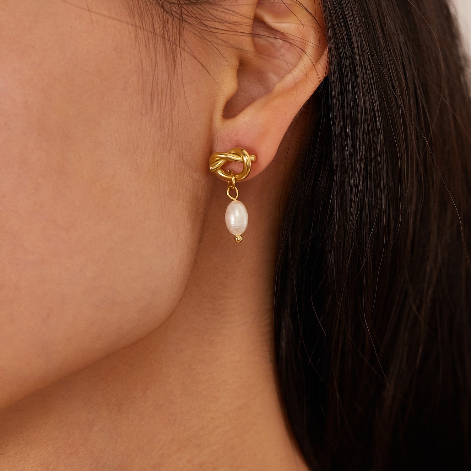 Wholesale titanium steel earrings earrings  light luxury pearl earrings