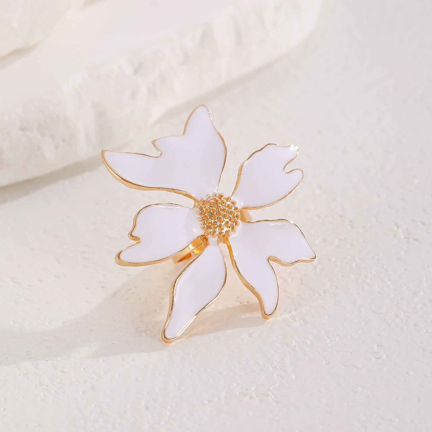 Wholesale Exaggerated Alloy White Flower Oil-Drip Ring