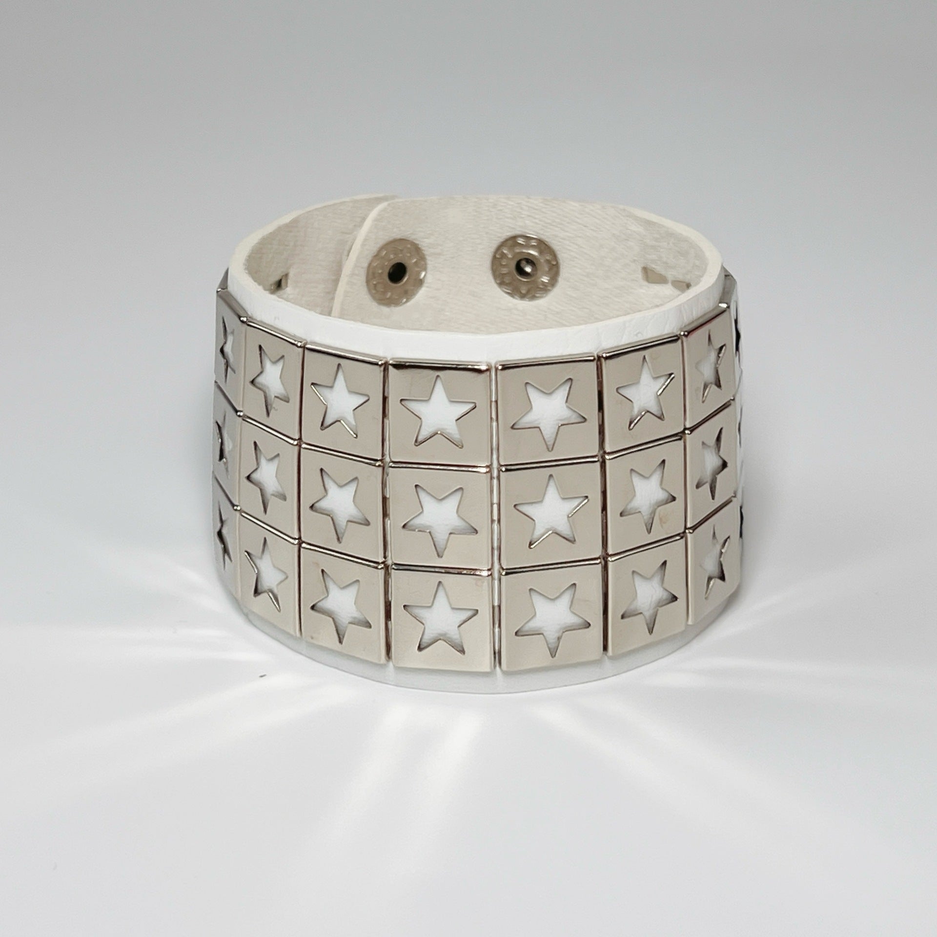 Wholesale Punk Style Leather Bracelet with Five-Pointed Star Rivet for Couples Men' s Fashion Accessory