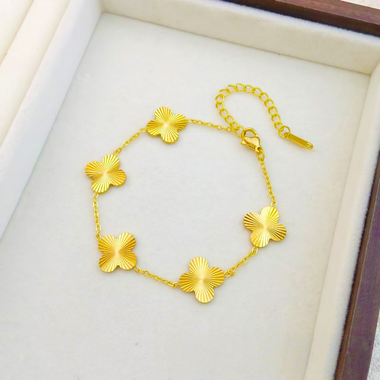 Wholesale Titanium Steel Light Luxury  Versatile Flower and Heart Bracelet
