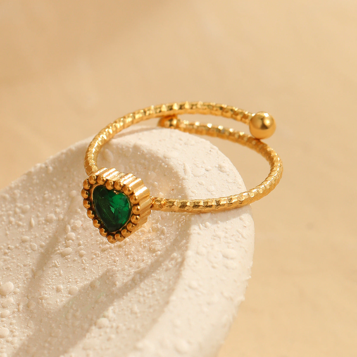 Wholesale  Retro Heart Inlaid Zircon Stainless Steel Ring