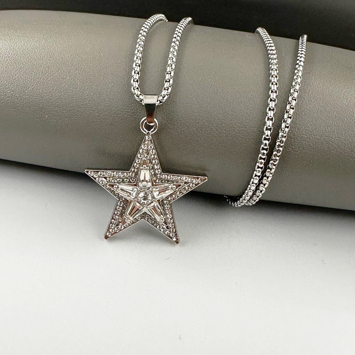 Wholesale Zinc Alloy Rotating Star Pendant Necklace with Diamond Finish Street Style Jewelry