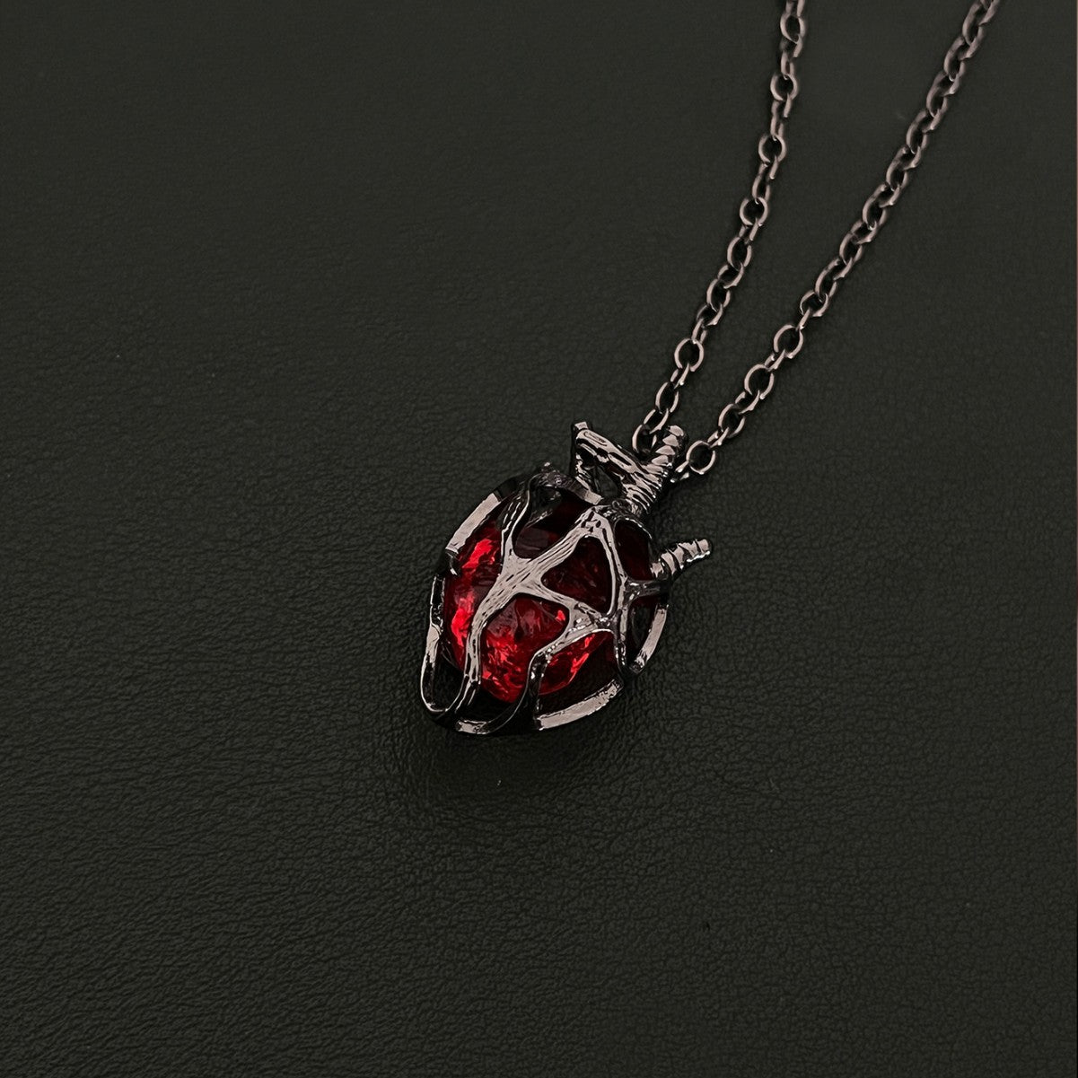 Wholesale Gothic Dark Style Hollow Heart Pendant Necklace Red Blue Glass Crystal Gift Boutique Resale Jewelry Accessory