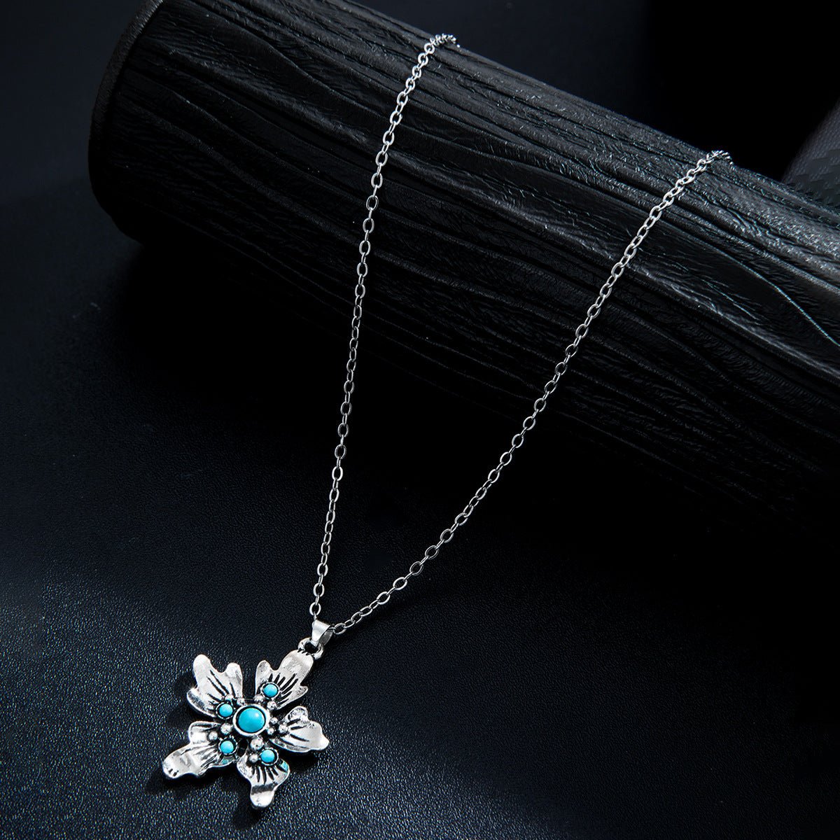 Wholesale  Retro Style Alloy Flower Inlaid  Turquoise Pendant Thin Chain Adjustable Women's Necklace