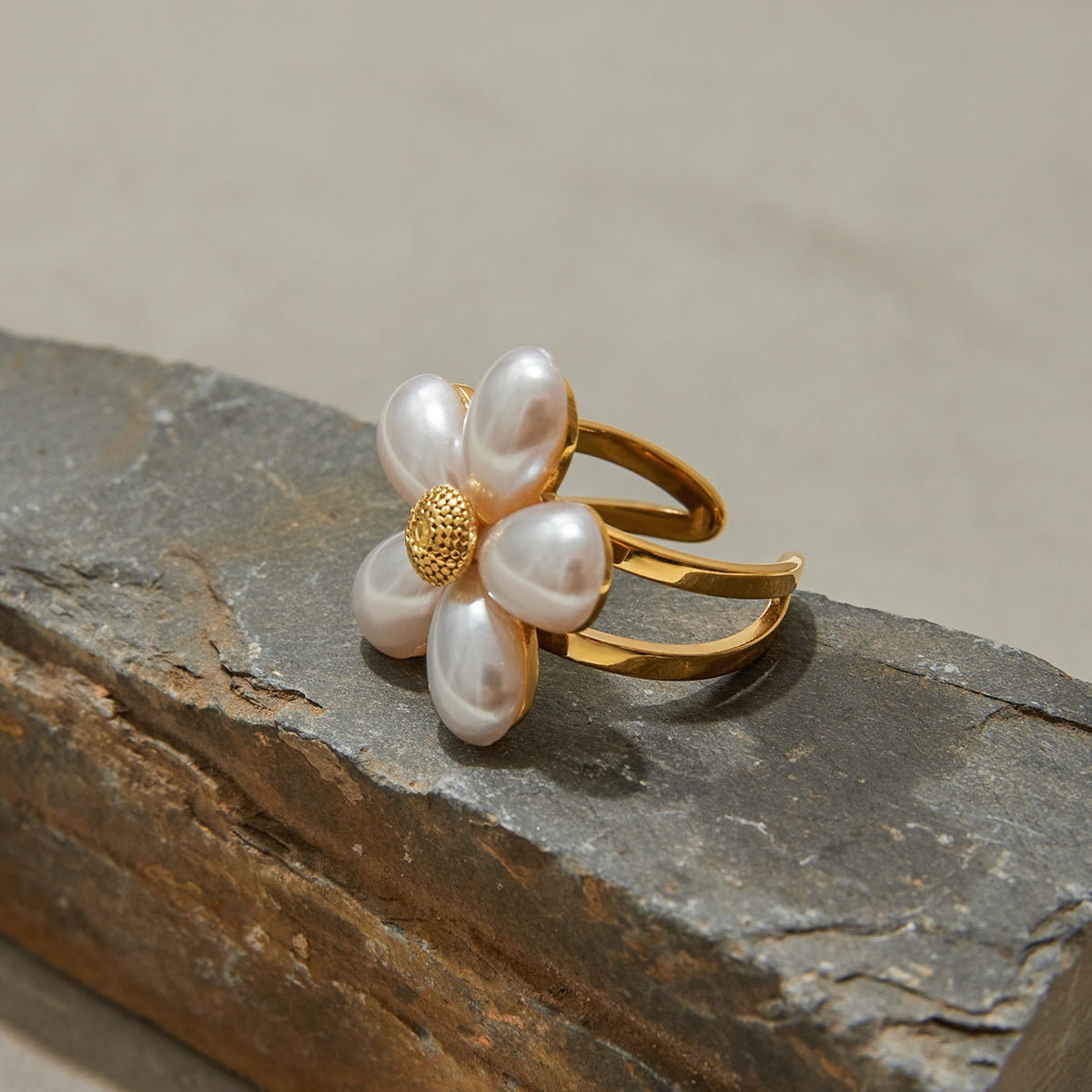Wholesale romantic 18K gold stainless steel pearl five-petal flower opening ring