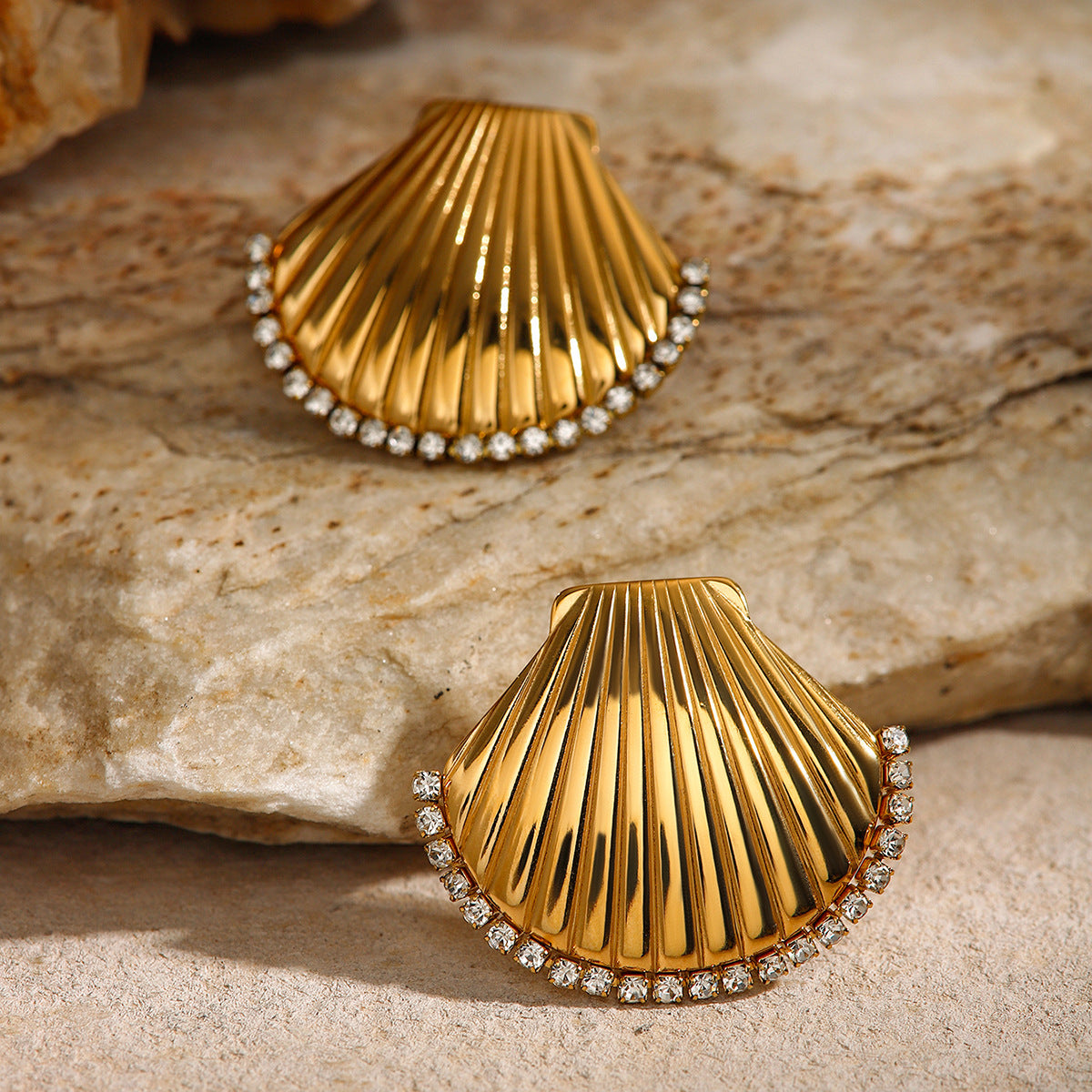 Wholesale 18k gold titanium steel shell-shaped diamond earrings