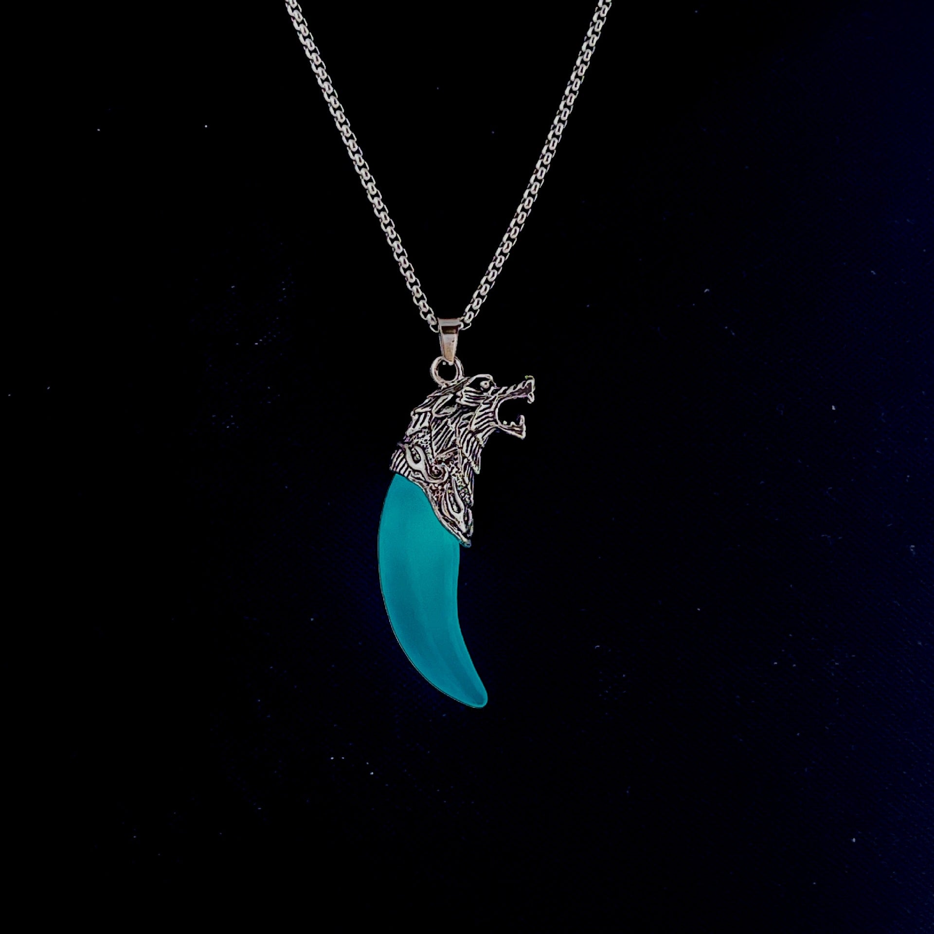 Wholesale Men' s Bold New Realistic Luminous Wolf Tooth Stainless Steel Necklace