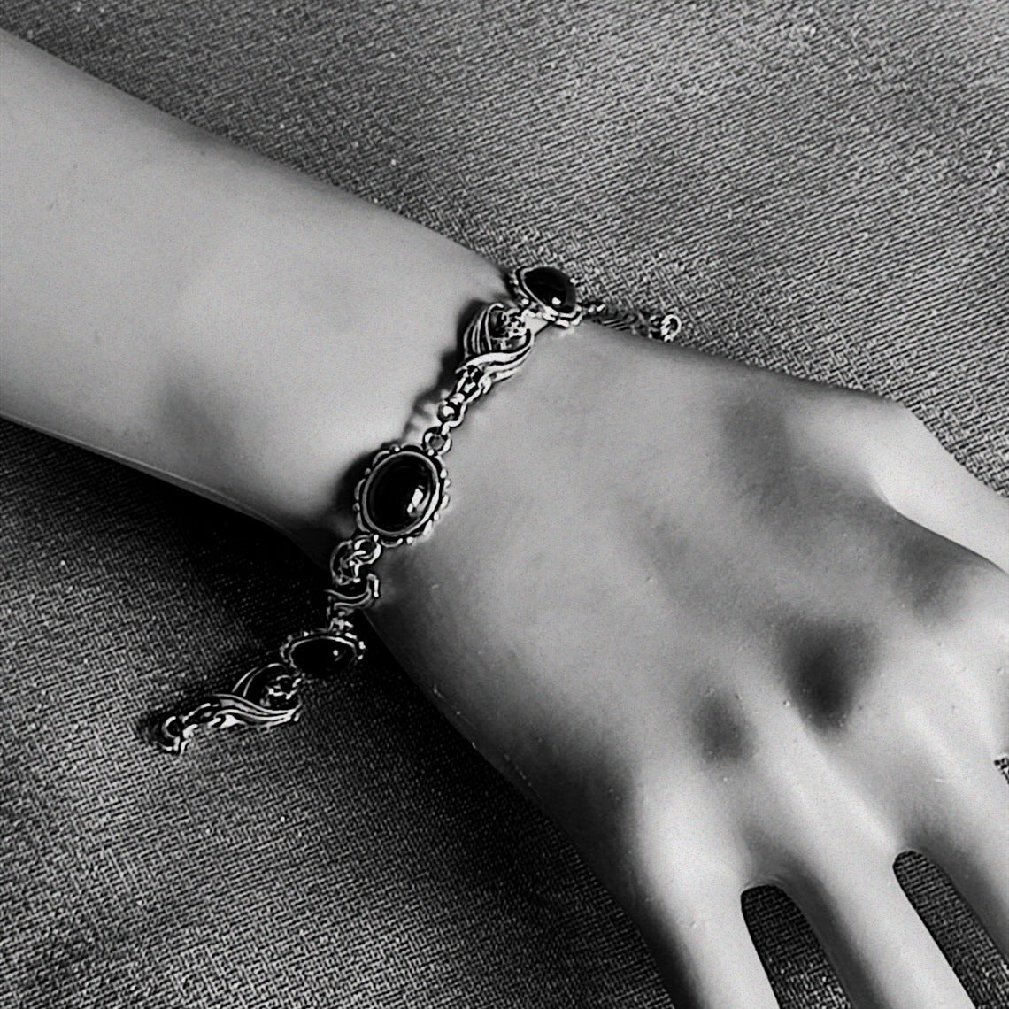 Wholesale Alloy Electroplated Bat Themed Bracelet Blood Red Vampire Bat Design for Everyday Wear or Gift