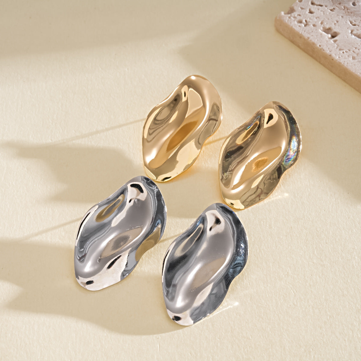 Wholesale Silver Tone Metal Oval Pleated Earrings Trendy Jewelry Accessory for Party Wear