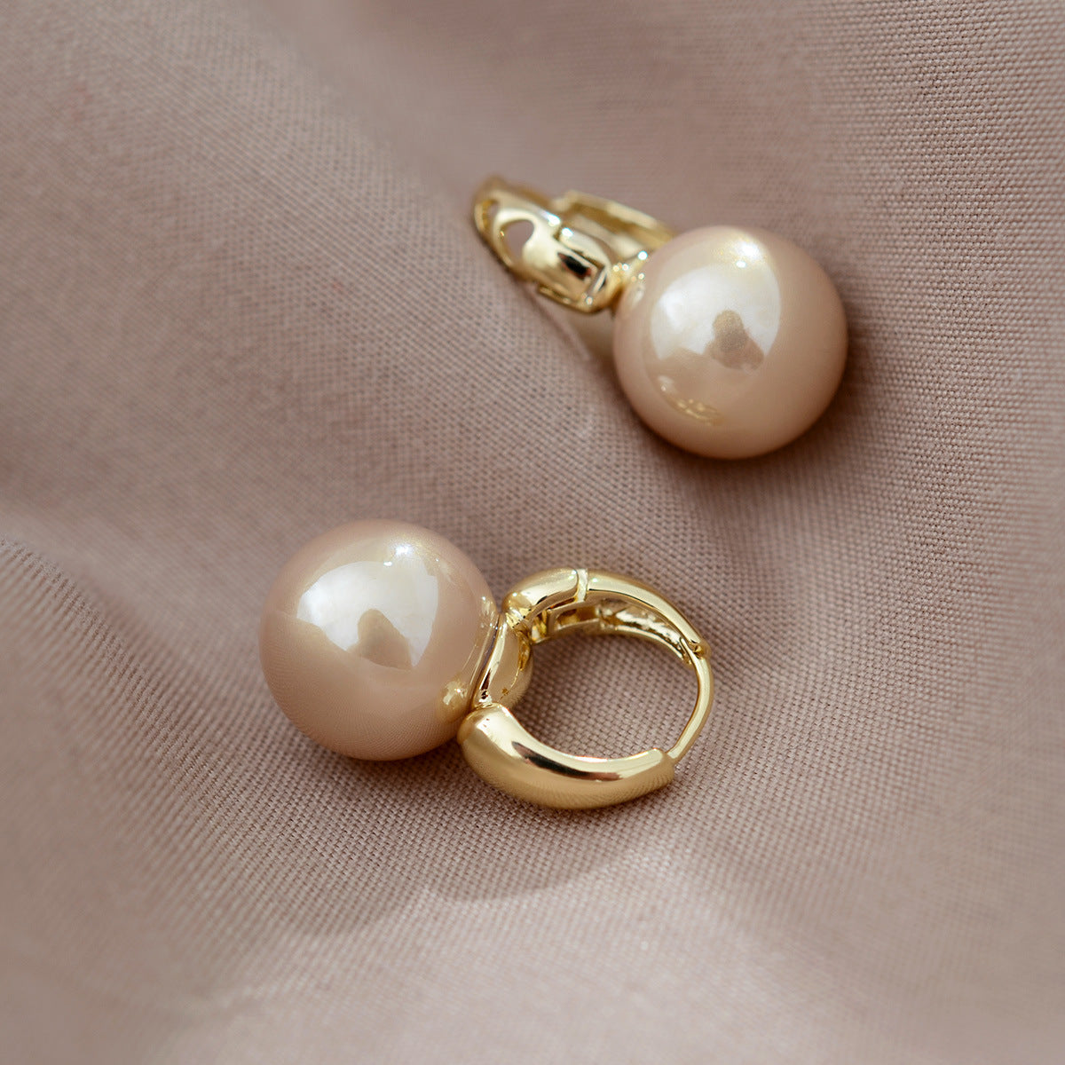 Wholesale simple pearl  light luxury earrings