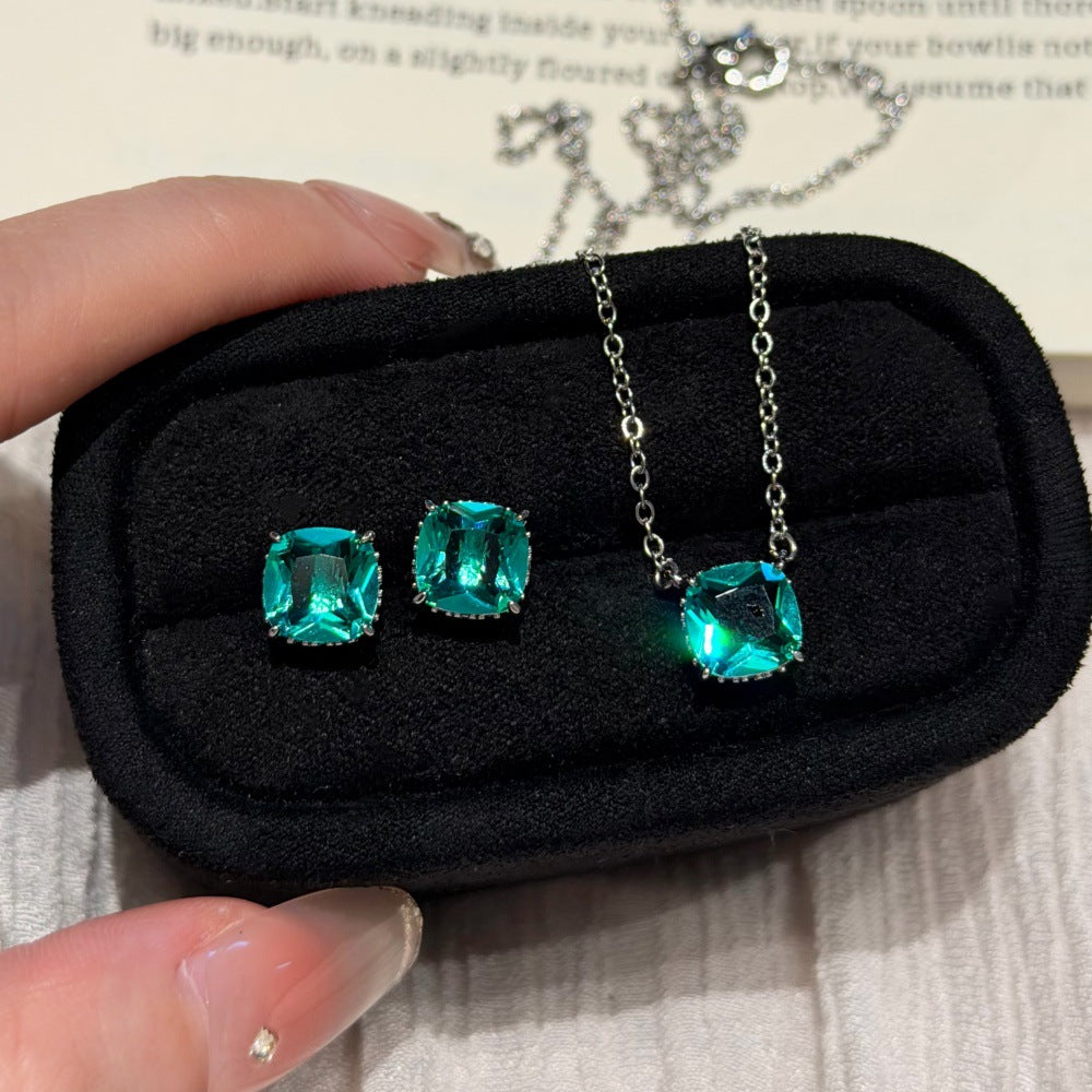 Wholesale Stylish Green Gemstone Square Clavicle Chain Necklace Copper Electroplated Jewelry Accessory