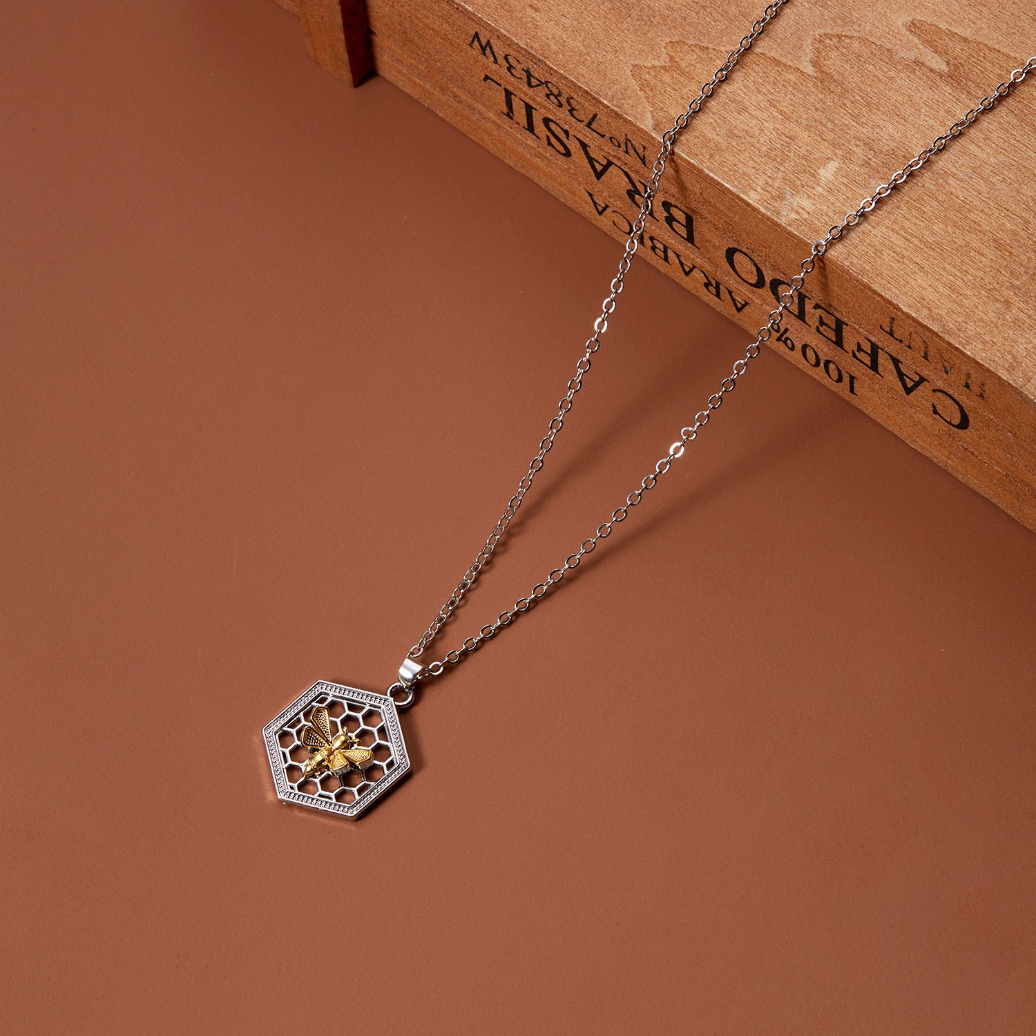 Wholesale  animal bee necklace Joker creative hive bee clavicle chain