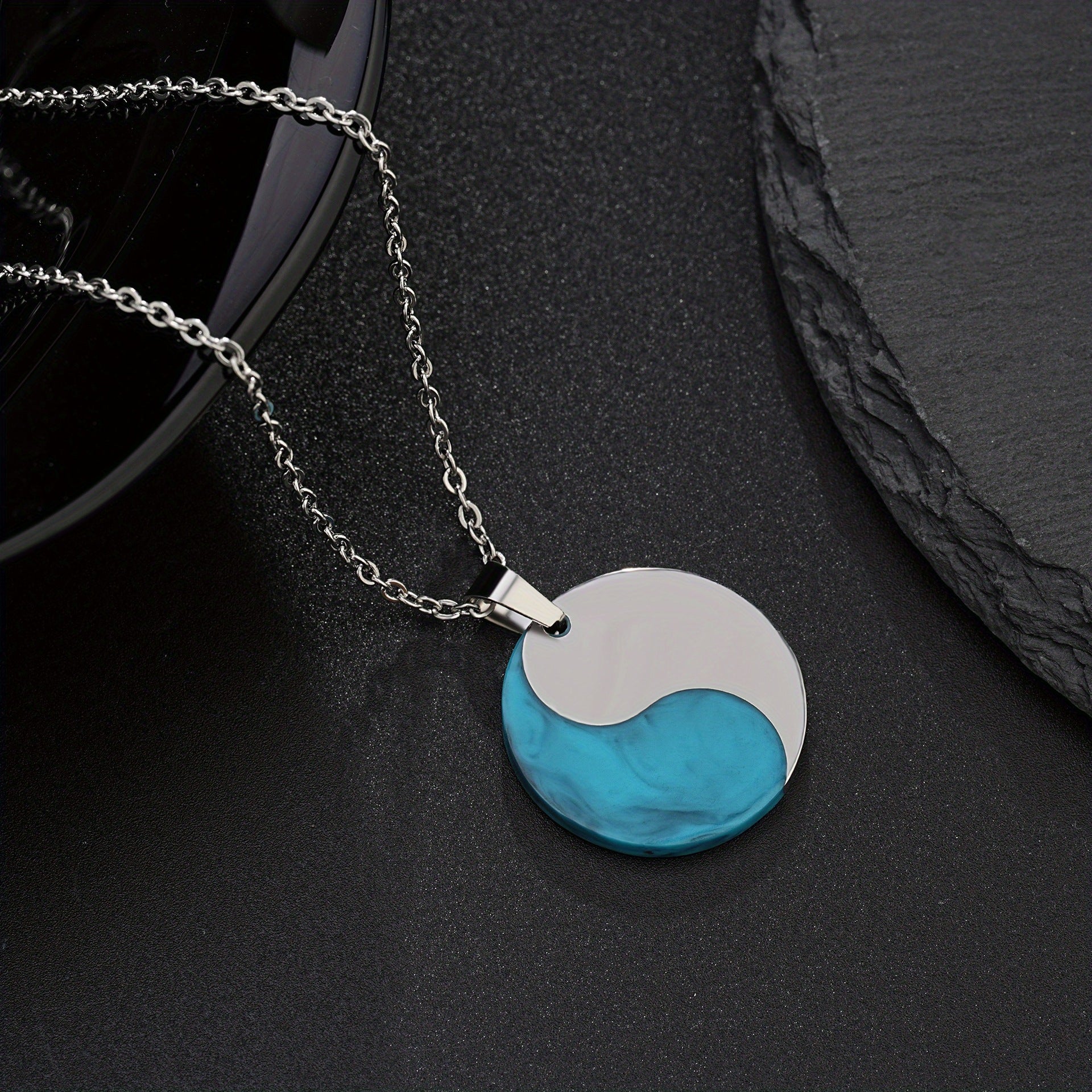 Wholesale Silver-Tone Alloy Vintage Ethnic Hollowed Turquoise Pendant Necklace,  Jewelry Accessory