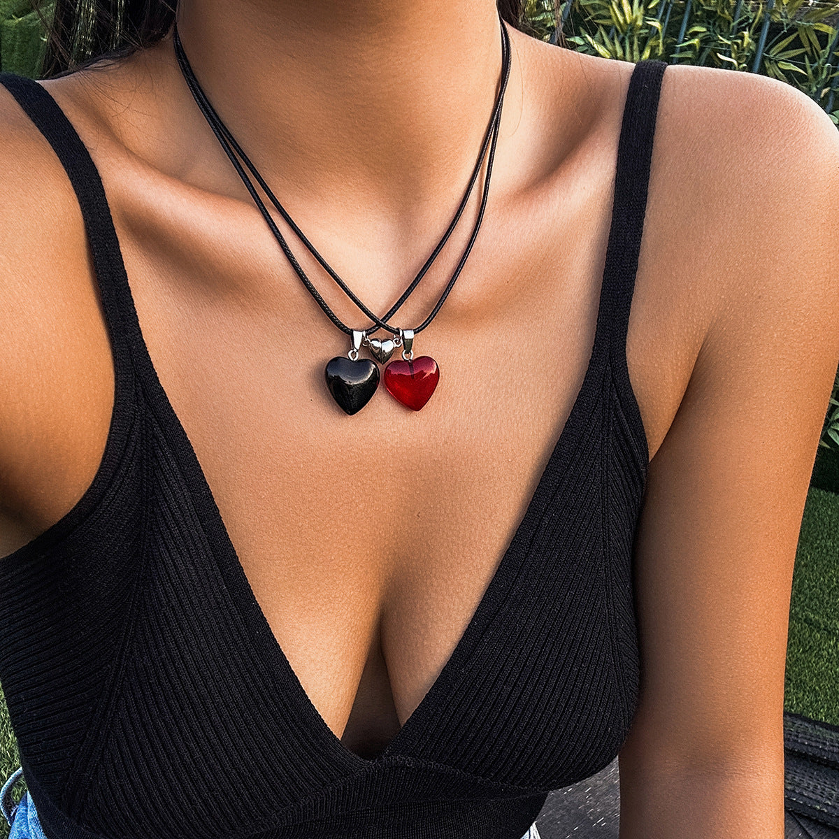 Wholesale retro magnetic red contrast color heart-shaped Valentine' s Day necklace
