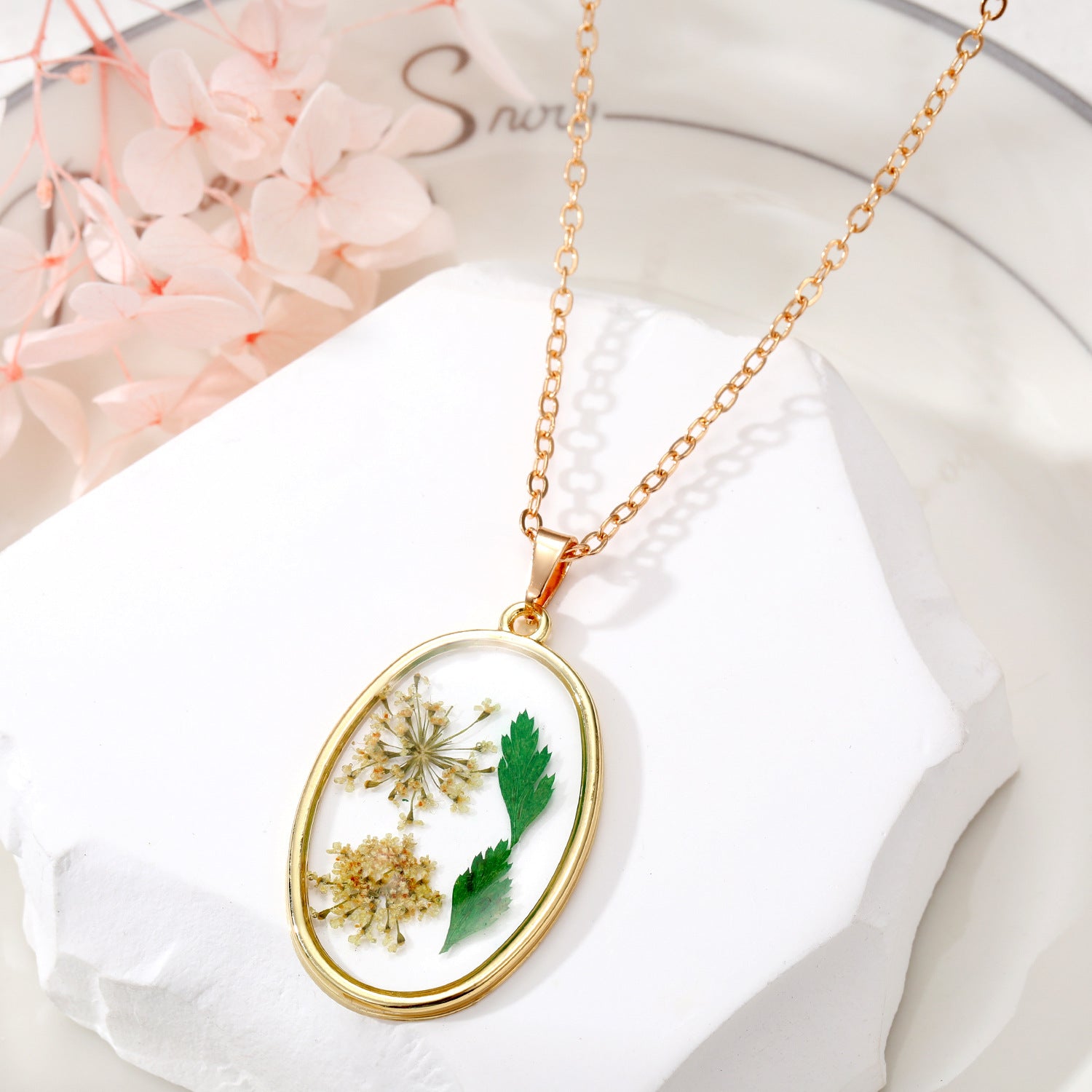 Wholesale Resin Natural Dried Flower Pendant Necklace Oval Geometric Women S Sweater Chain Trendy Boutique Resale