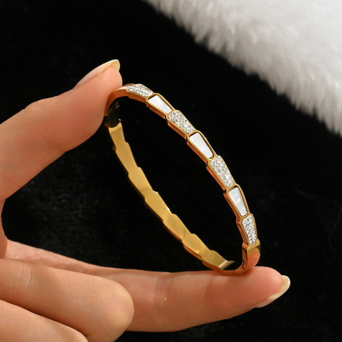 Wholesale Titanium Steel Gold Electroplated Studded Bracelet Set Fashion Jewelry Accessory