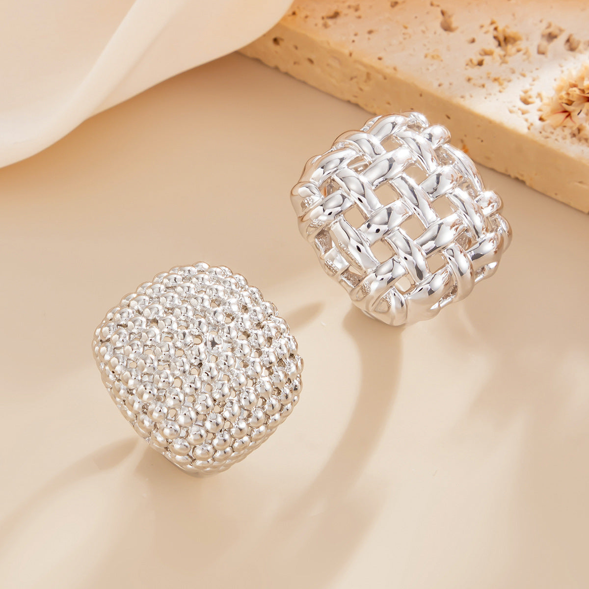 Wholesale Retro Metal Braided Open Ring Design Geometric Cut Out Round Earrings