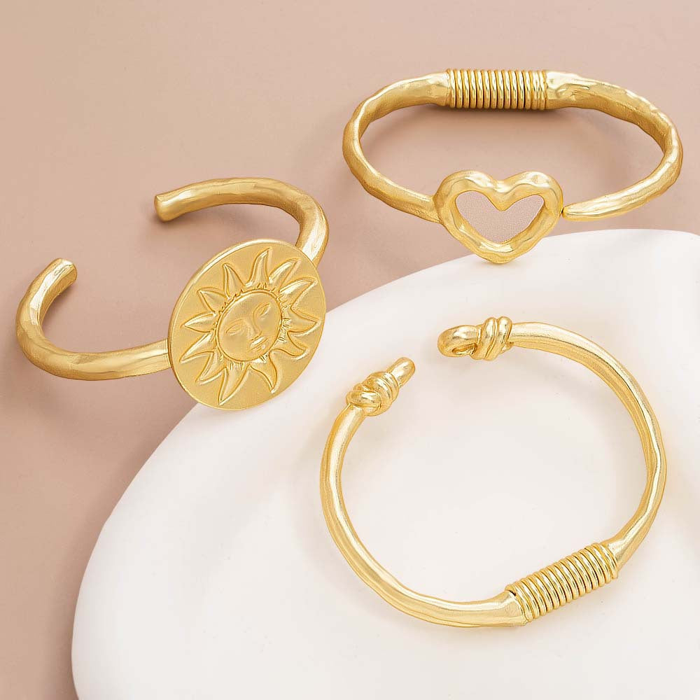 Wholesale  Baroque Alloy Round Love All-match Color-retaining  Opening Gold-plated Bracelet
