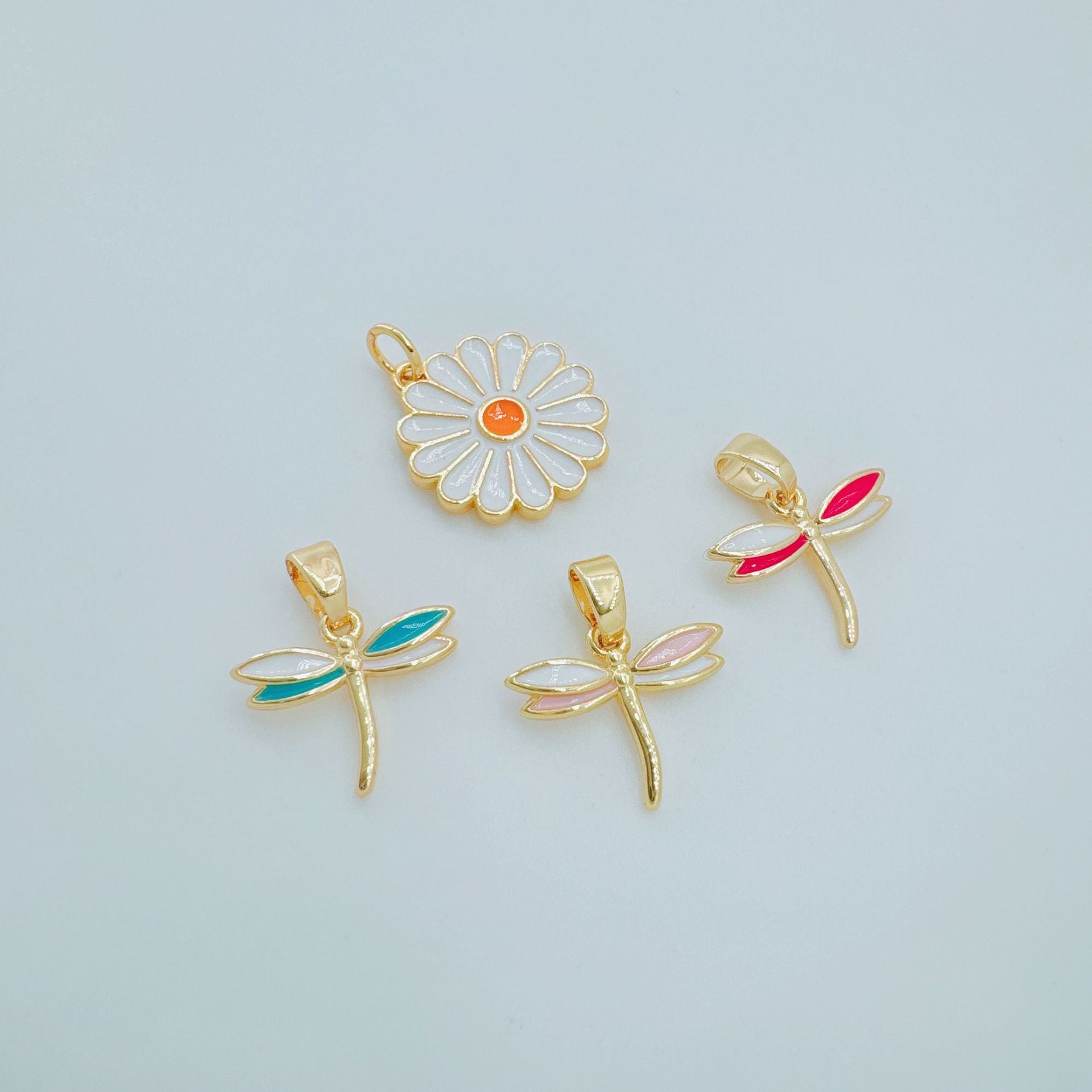 Wholesale Stylish Dragonfly Flower Pendant Necklace Copper Plated Gold Tone Jewelry Accessory for Everyday Wear