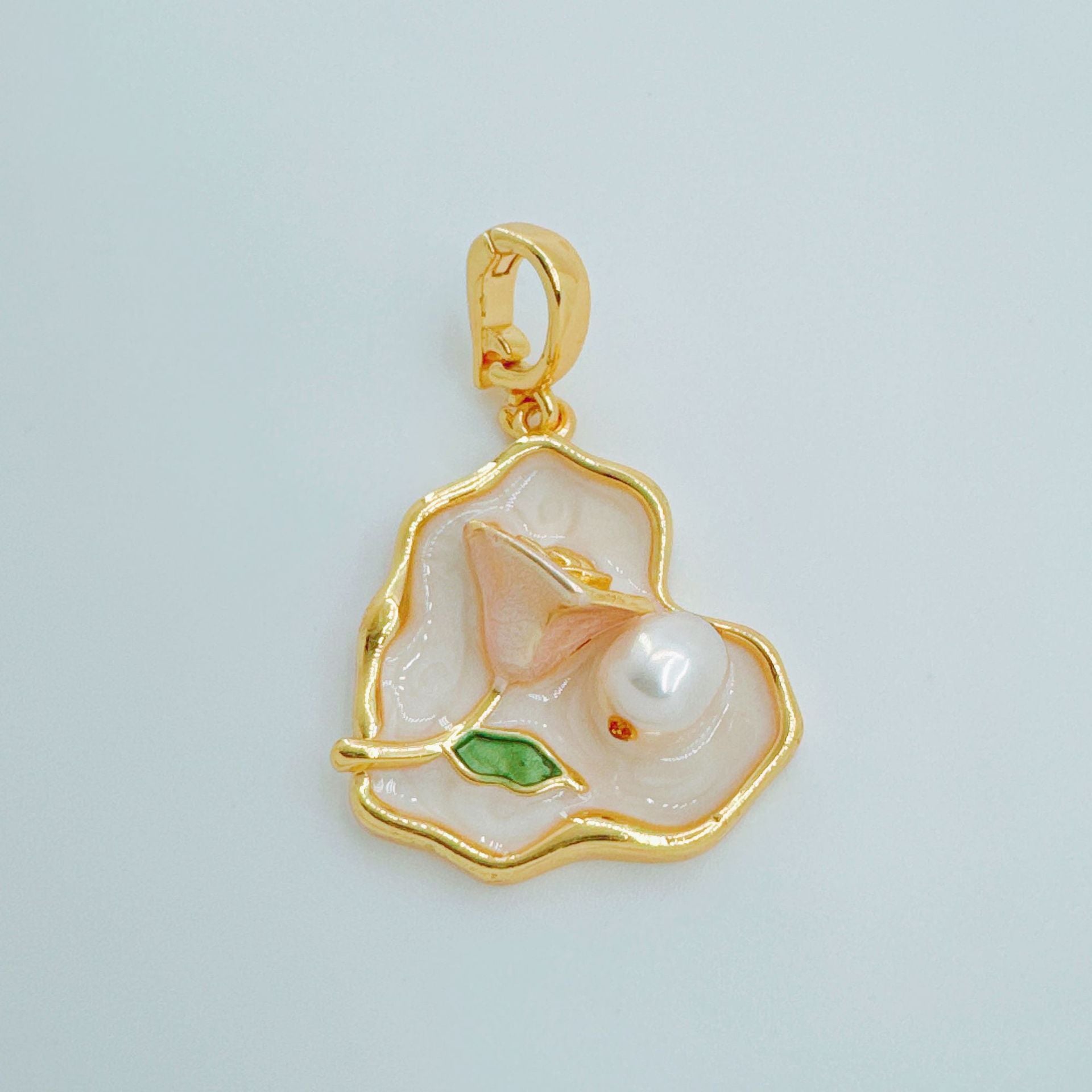 Wholesale Vintage Heart Pendant Natural Pearl Gold-Plated Copper Jewelry Accessory for Resale