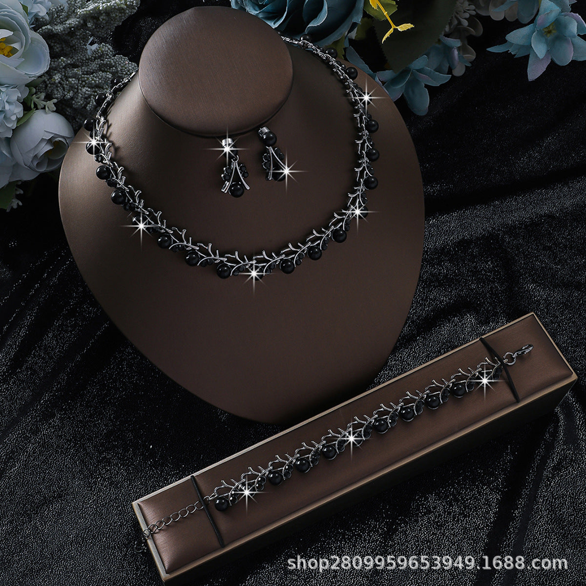 Wholesale Retro Pearl Shaped Alloy Jewelry Set with Earrings Necklace Bracelet for Women Party Wear