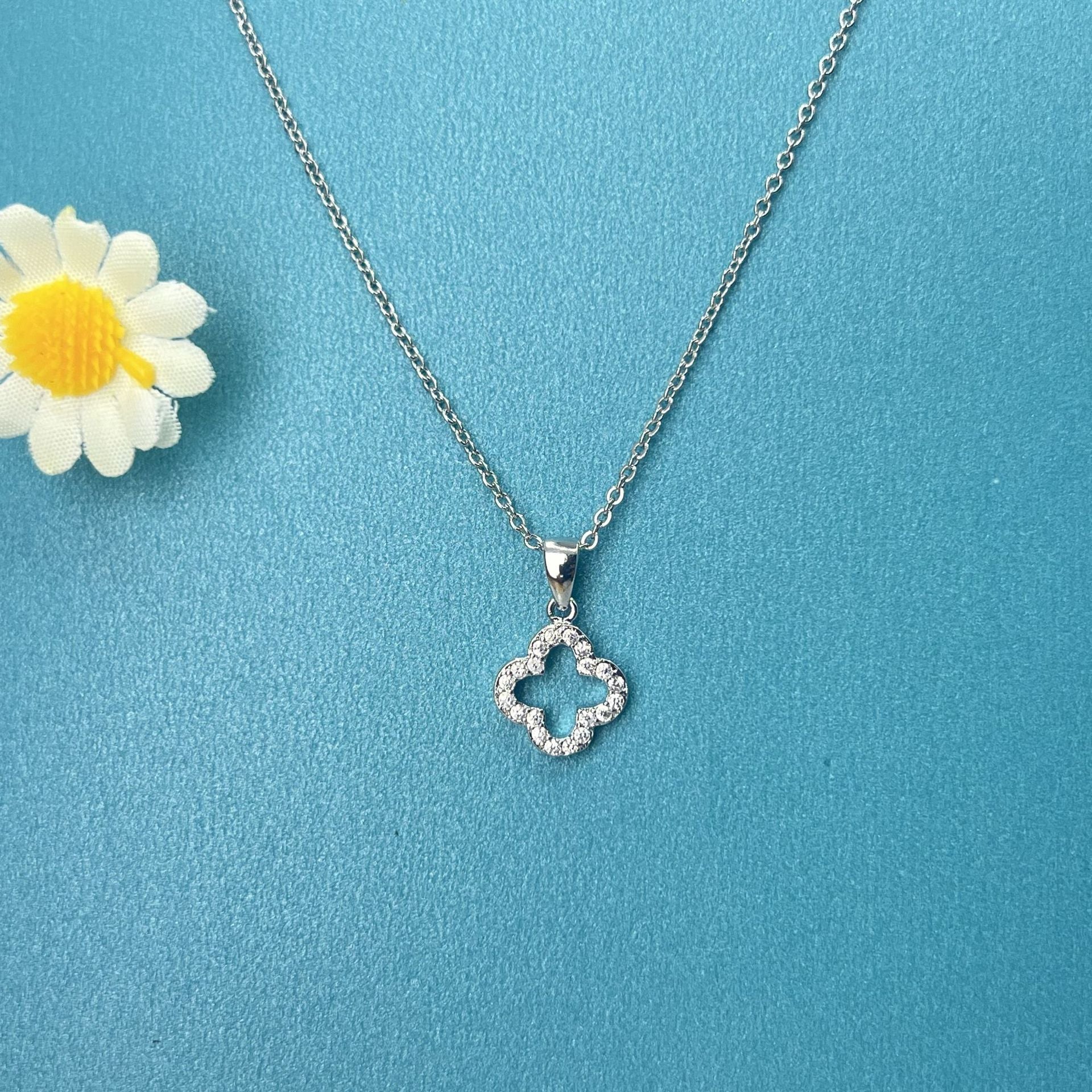 Wholesale Trendy Four Leaf Clover Hollow Pendant Necklace Gold Plated Copper Party Fashion Accessory For Women Boutique Resale