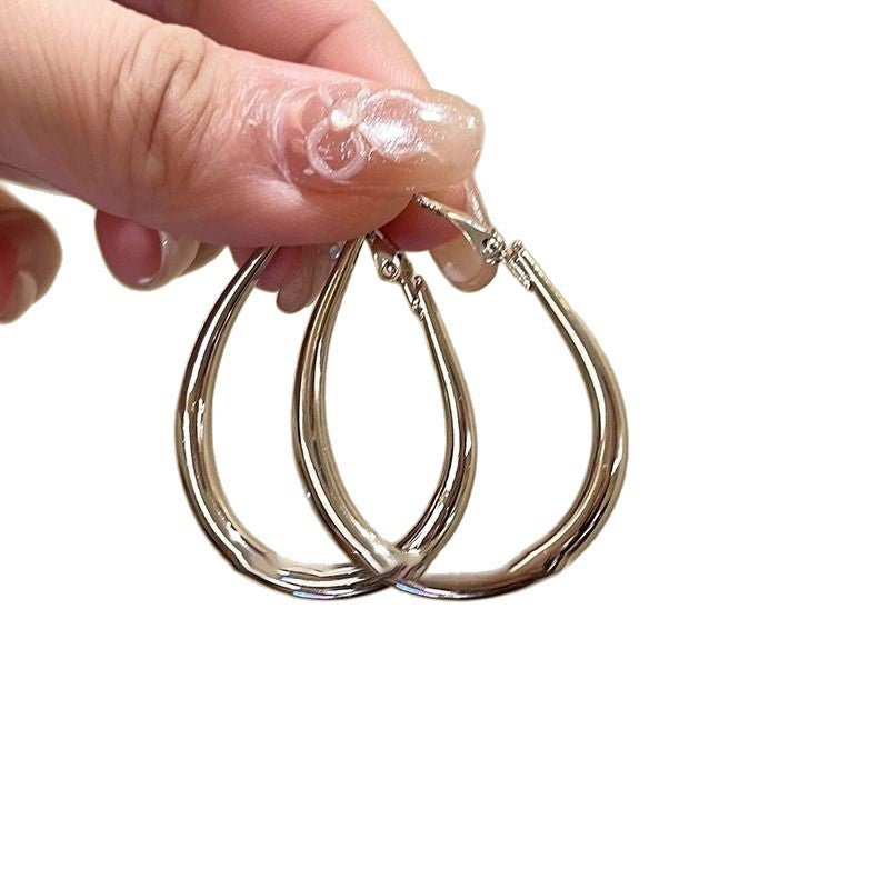 Wholesale Minimalist Hoop Earrings with a Cool Style