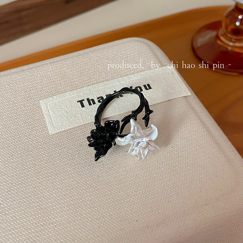 Wholesale Black and White Flower Ring