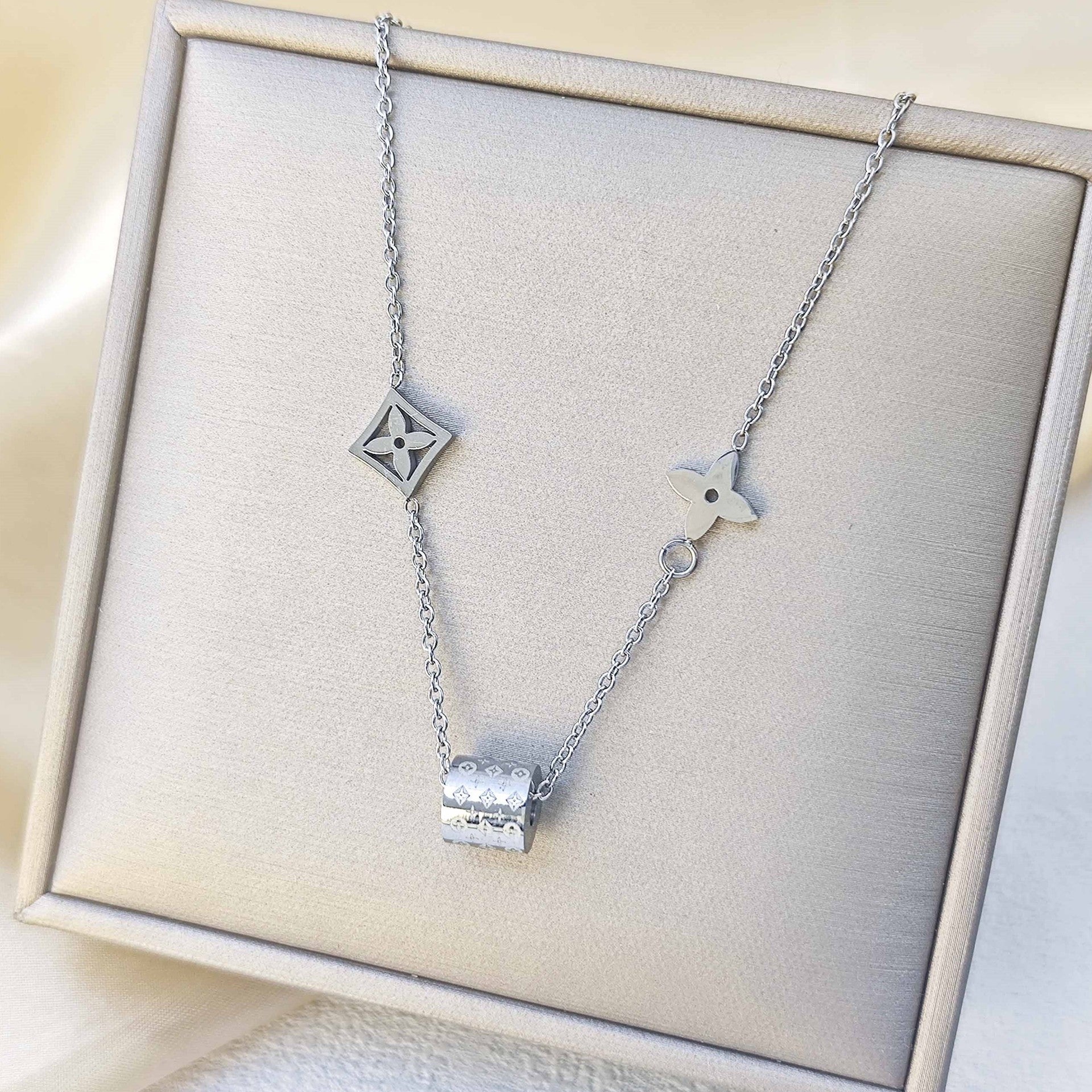Wholesale Titanium Steel Four-Leaf Clover Necklace Fashion Jewelry for Women Electroplated Finish Resale Accessory