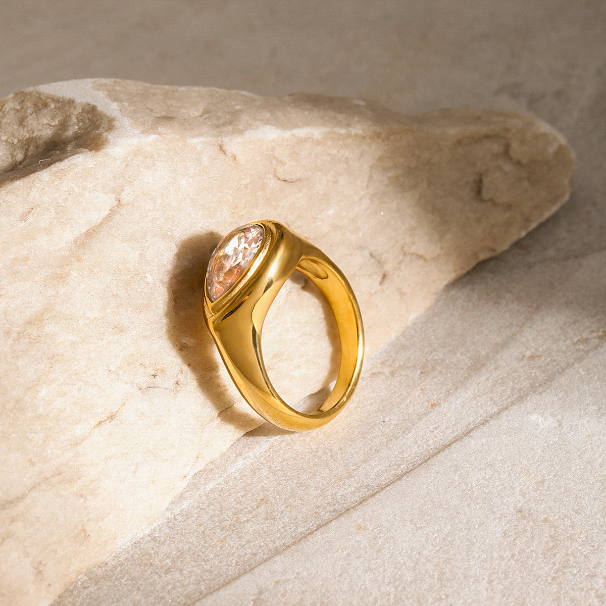 Wholesale  luxury  does not fade cold 18k gold stainless steel drop-shaped white zircon ring