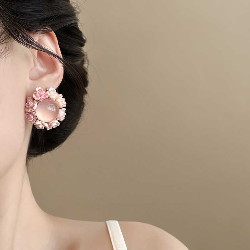 Wholesale Alloy Electroplated French Retro Flower Cat' s Eye Earrings - Chic Jewelry Accessory for Everyday Wear