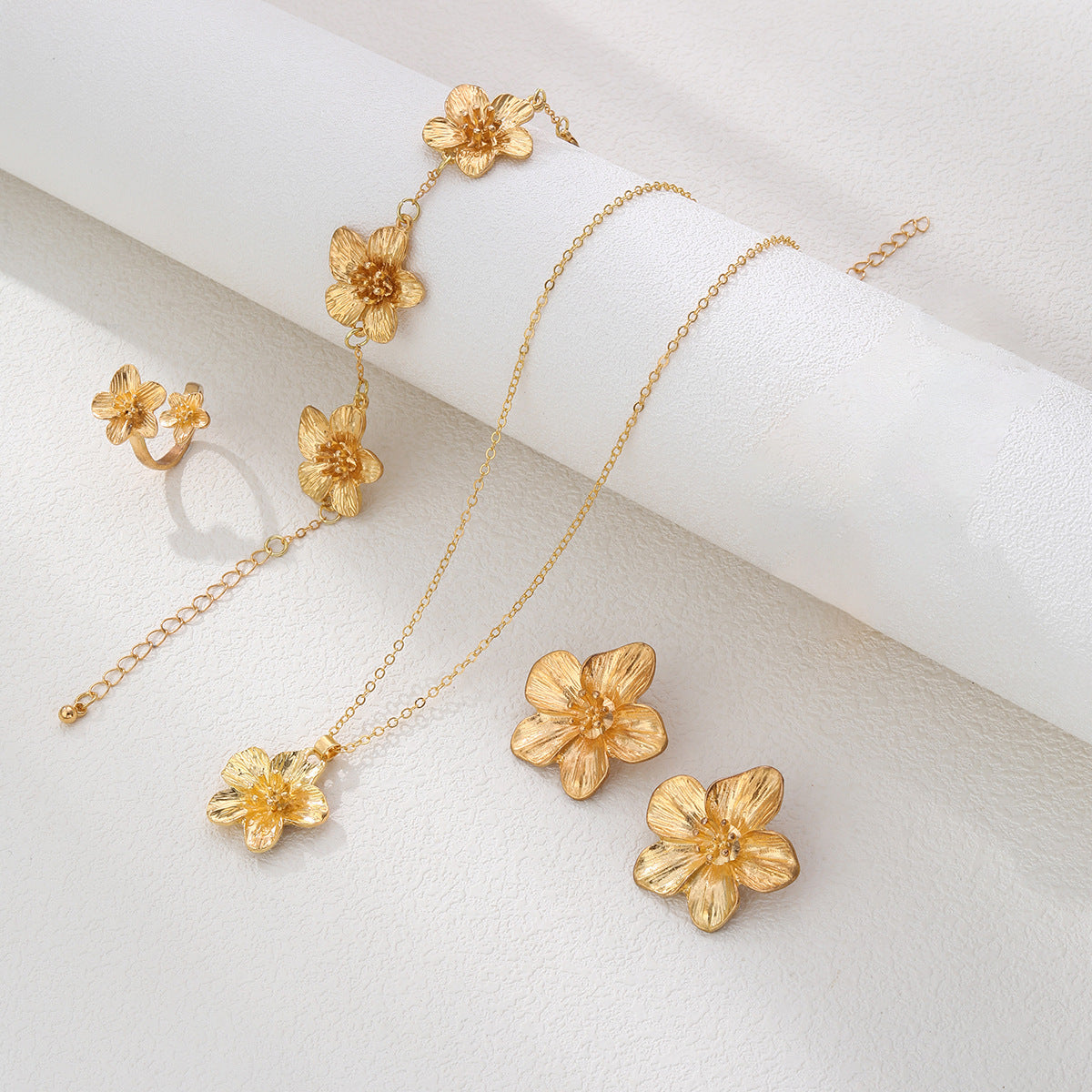 Wholesale Vintage Gold Flower Jewelry Set With Necklace Bracelet Ring Earrings Alloy Electroplated Party Wear Accessory