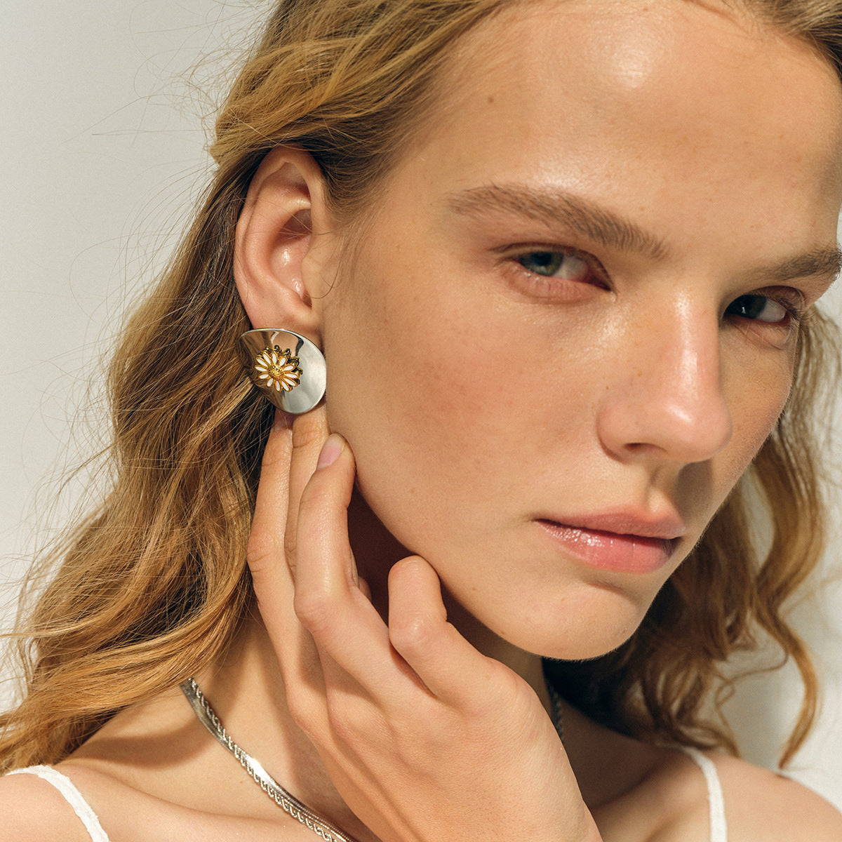 Wholesale Steel Color Oil Drop Stainless Steel Disc White Oil Drop Small Daisy Earrings ACC-ES-JieDing001