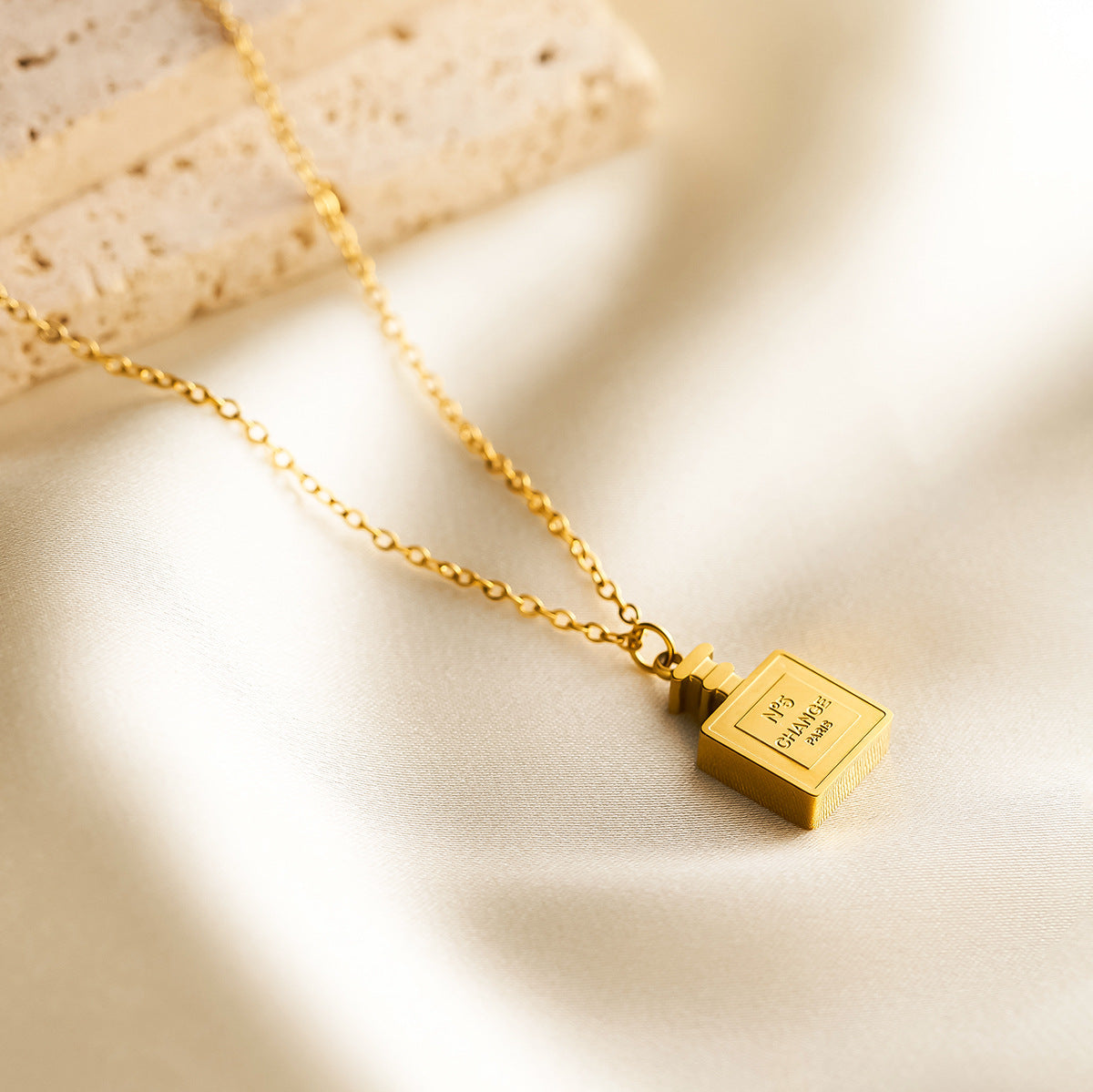 Wholesale 18k gold titanium steel perfume bottle necklace