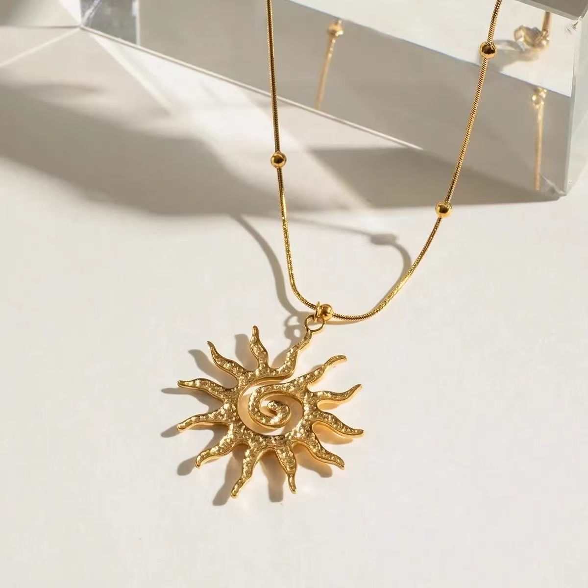 Wholesale Sun Pendant Necklace Gold Hollow Geometric Choker Chic Fashion Accessory For Everyday Wear