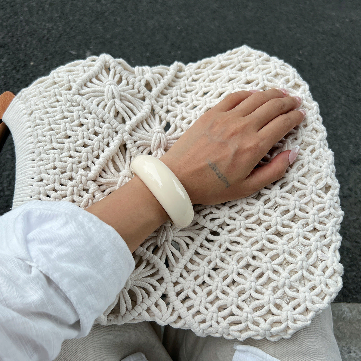 Wholesale Non Fading Resin Bracelet Curved Polished Vintage Style Trendy Jewelry Accessory For Everyday Wear