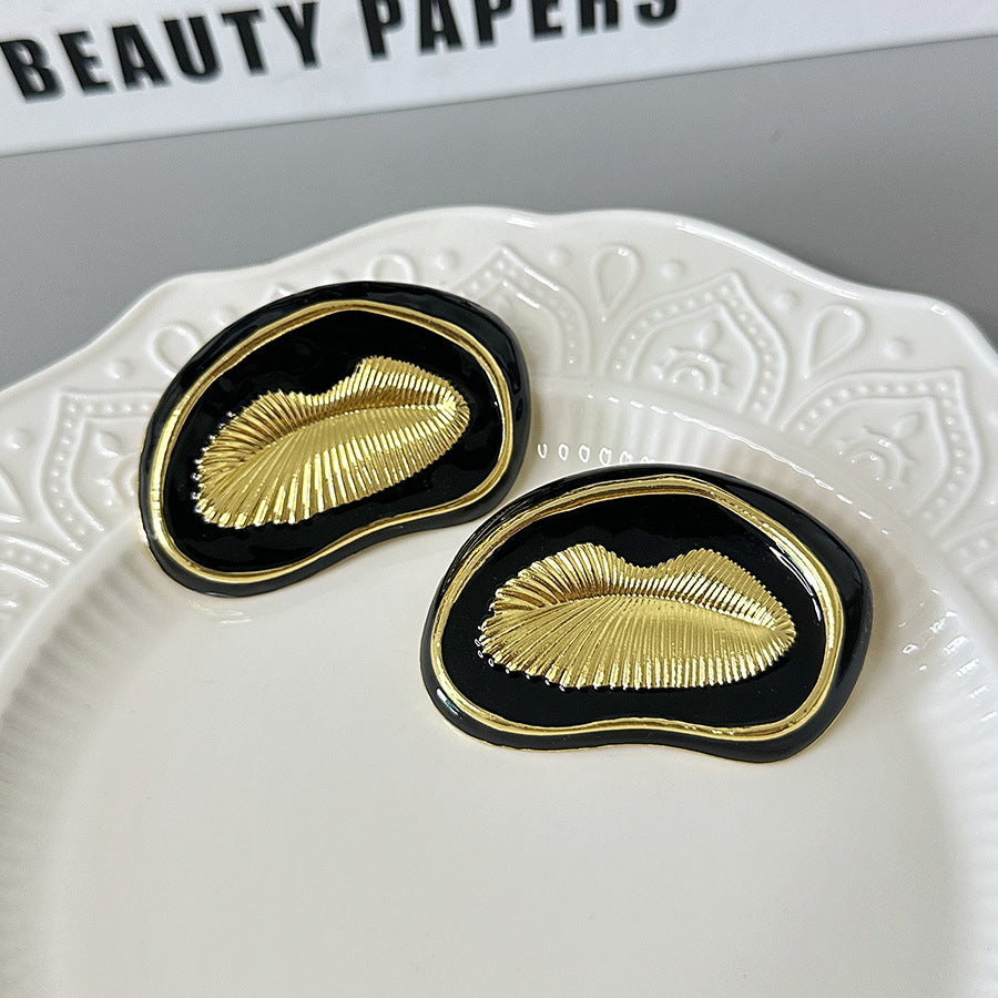 Wholesale  Black Gold Oil Drop Carved Lip Shape Earrings