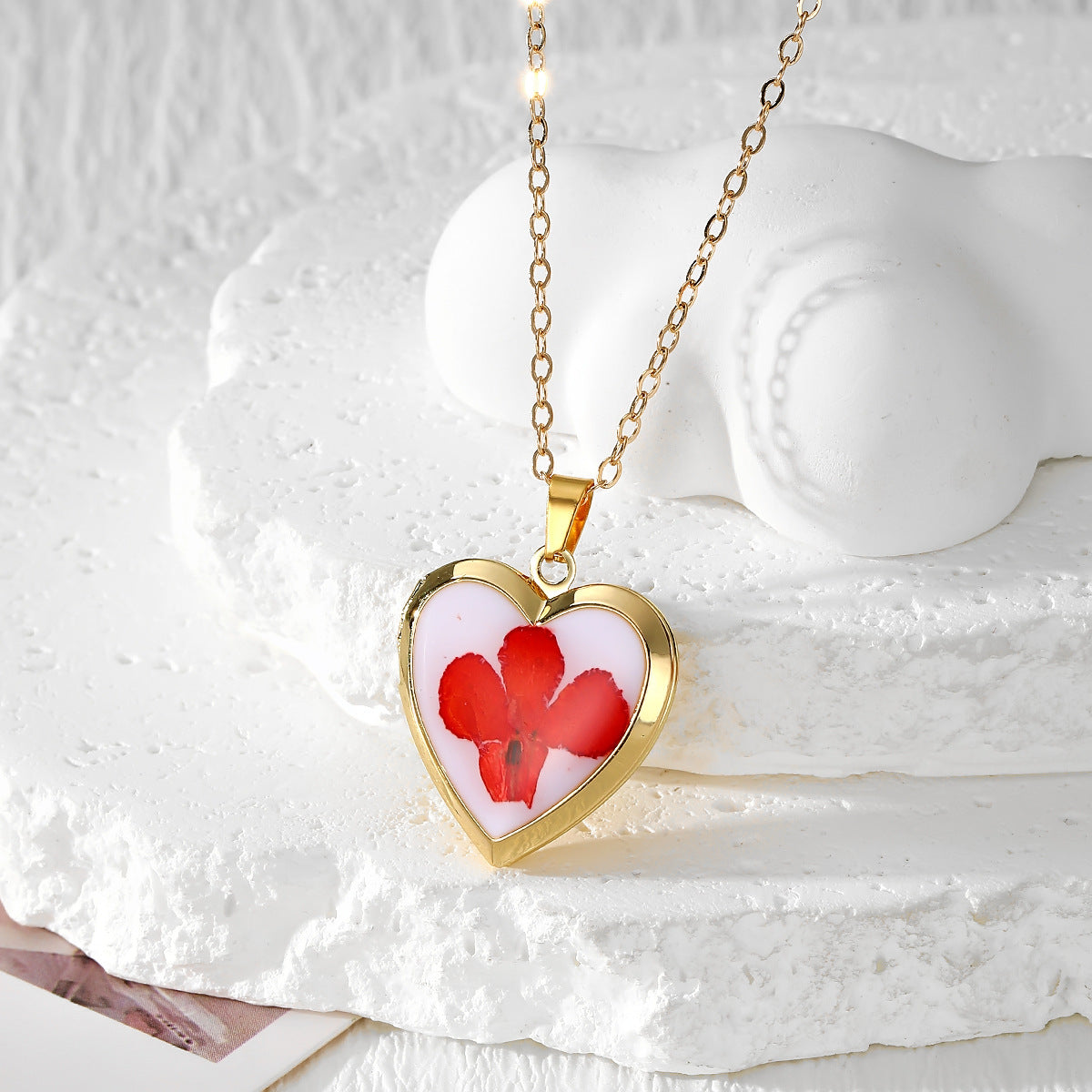 Wholesale Bohemian Resin Pendant Necklace With Dried Flowers Heart Photo Locket Style Fashion Accessory For Boutique Resale