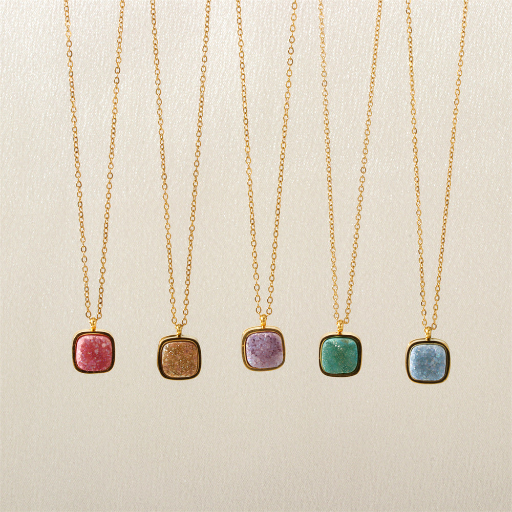 Wholesale Natural crystal bud pendant necklace with hemming,  suitable for daily commuting,  gold titanium steel clavicle chain