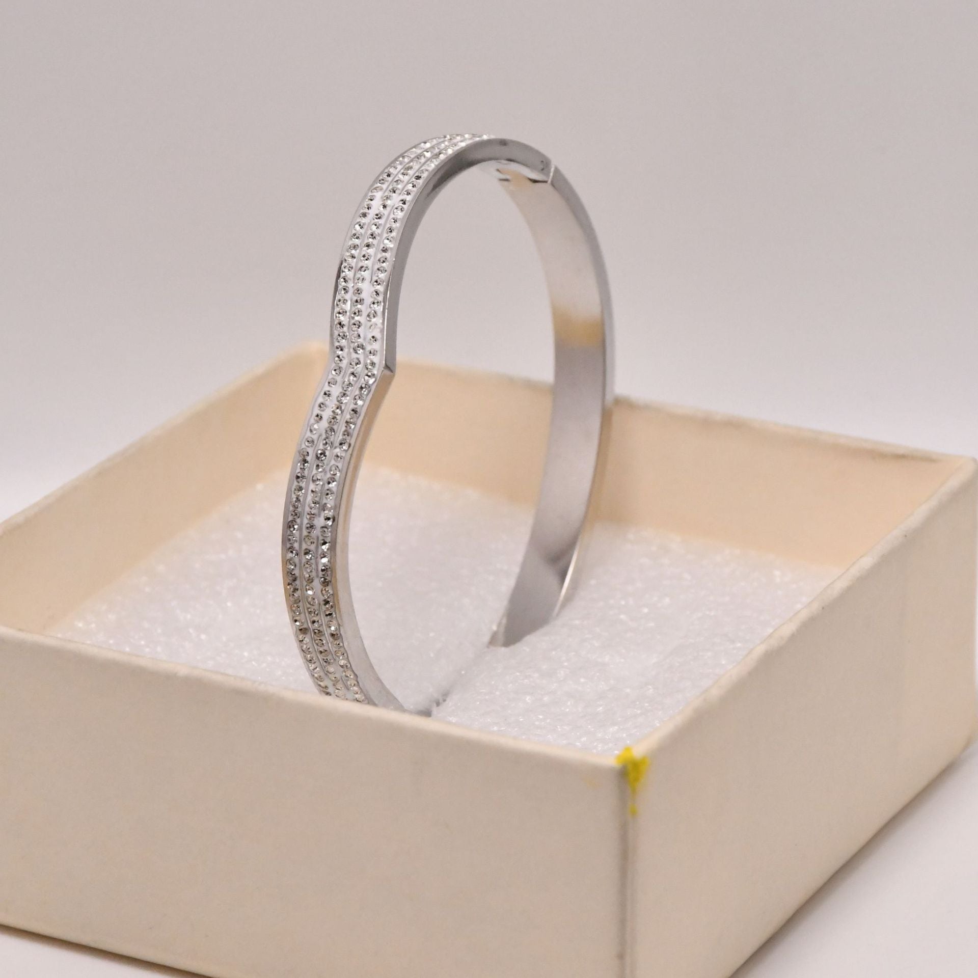 Wholesale Starry Sky V-shaped Diamond Titanium Steel Bracelet ACC-BT-Liyan005