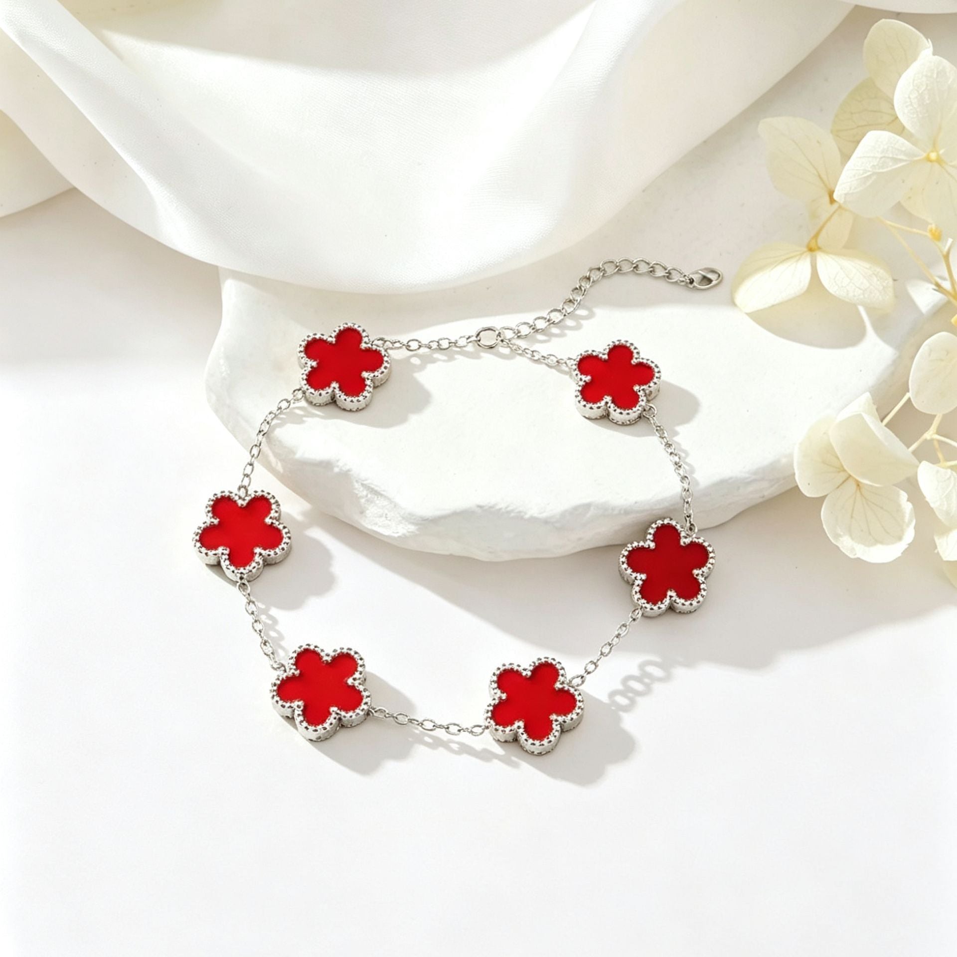 Wholesale 18K Plated Stainless Steel Five-Leaf Flower Bracelet with Mother-of-Pearl,  Fashionable Everyday Jewelry Accessory