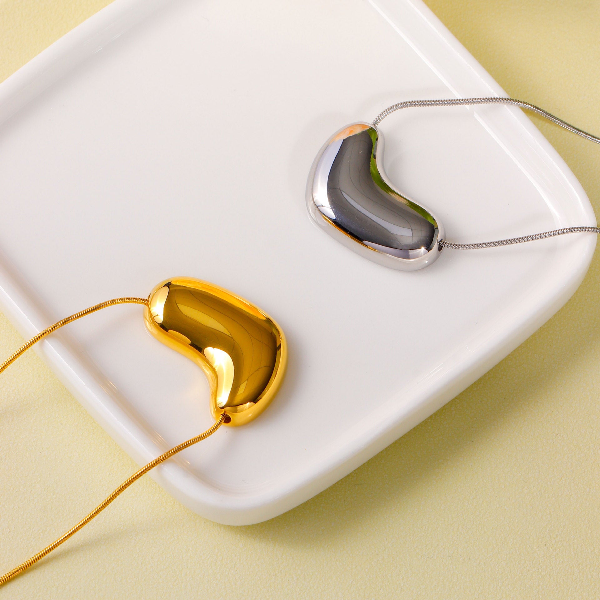 Wholesale light luxury heart-shaped titanium steel 18k gold-plated snake bone chain