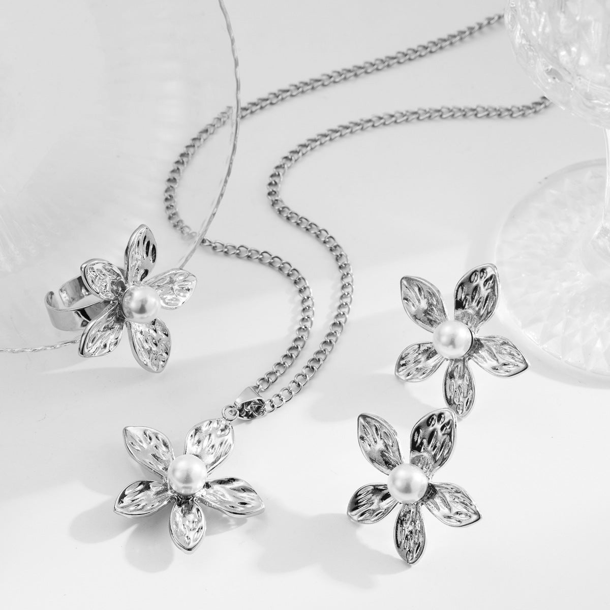 Orecchini a bottone con fiore in lega all'ingrosso Anello con perla intarsiata dal design retrò francese