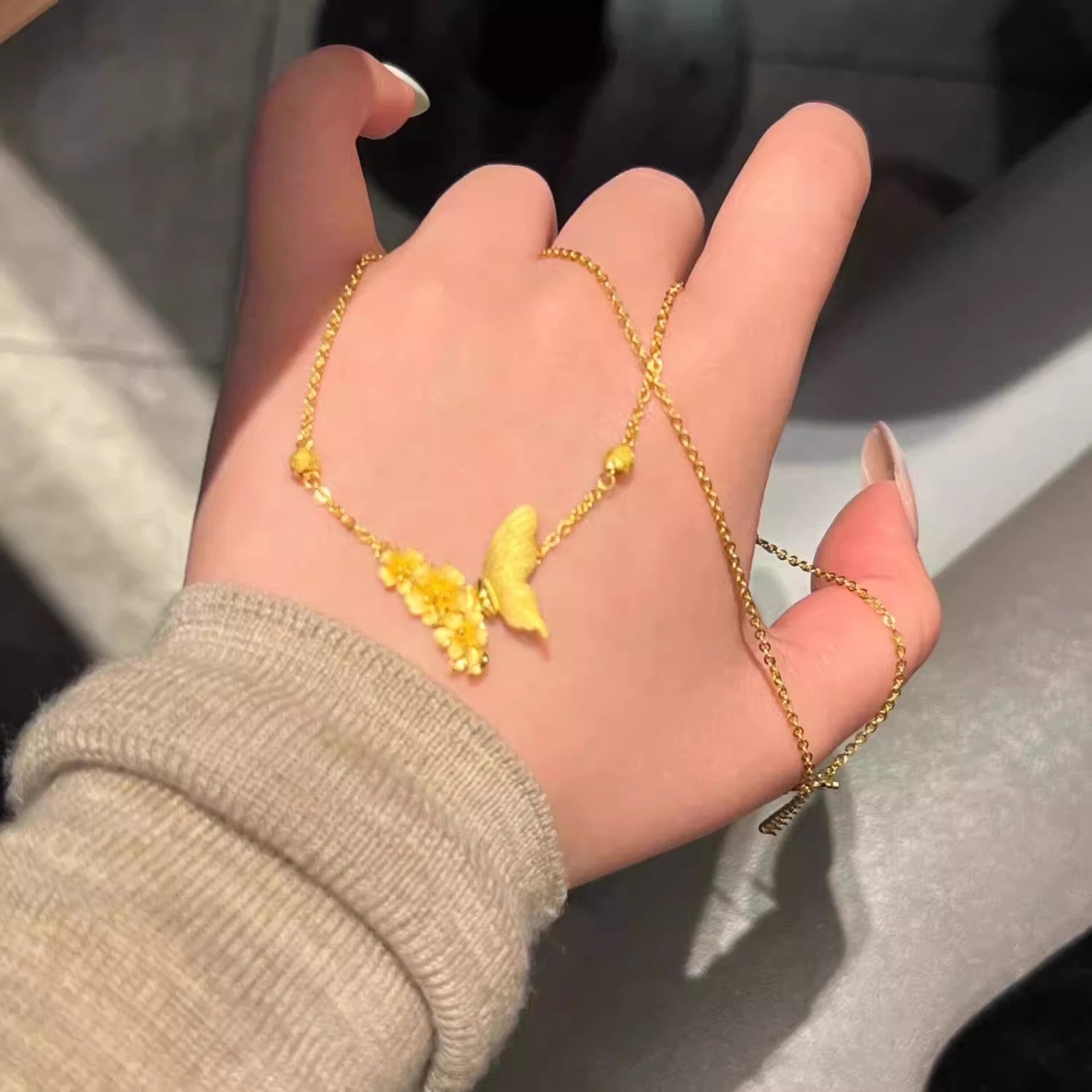 Wholesale Exquisite and Luxurious Butterfly Collarbone Necklace with Traditional Craftsmanship