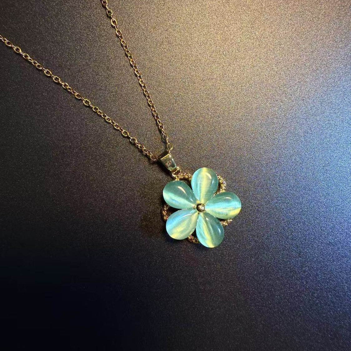 Wholesale Vintage Flower Glow Non-Rotatable Necklace,  Trendy Fashion Accessory for Everyday Wear